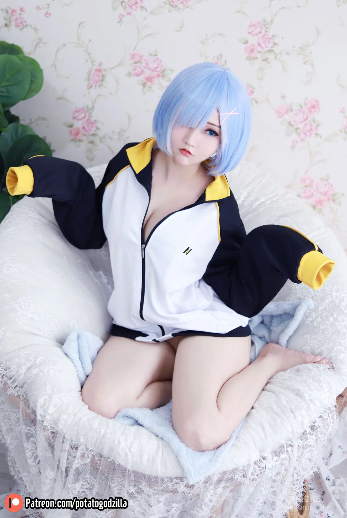[Web Idol COSER Photos] Girl Potato Godzilla - Rem In Subaru Jacket photo 18