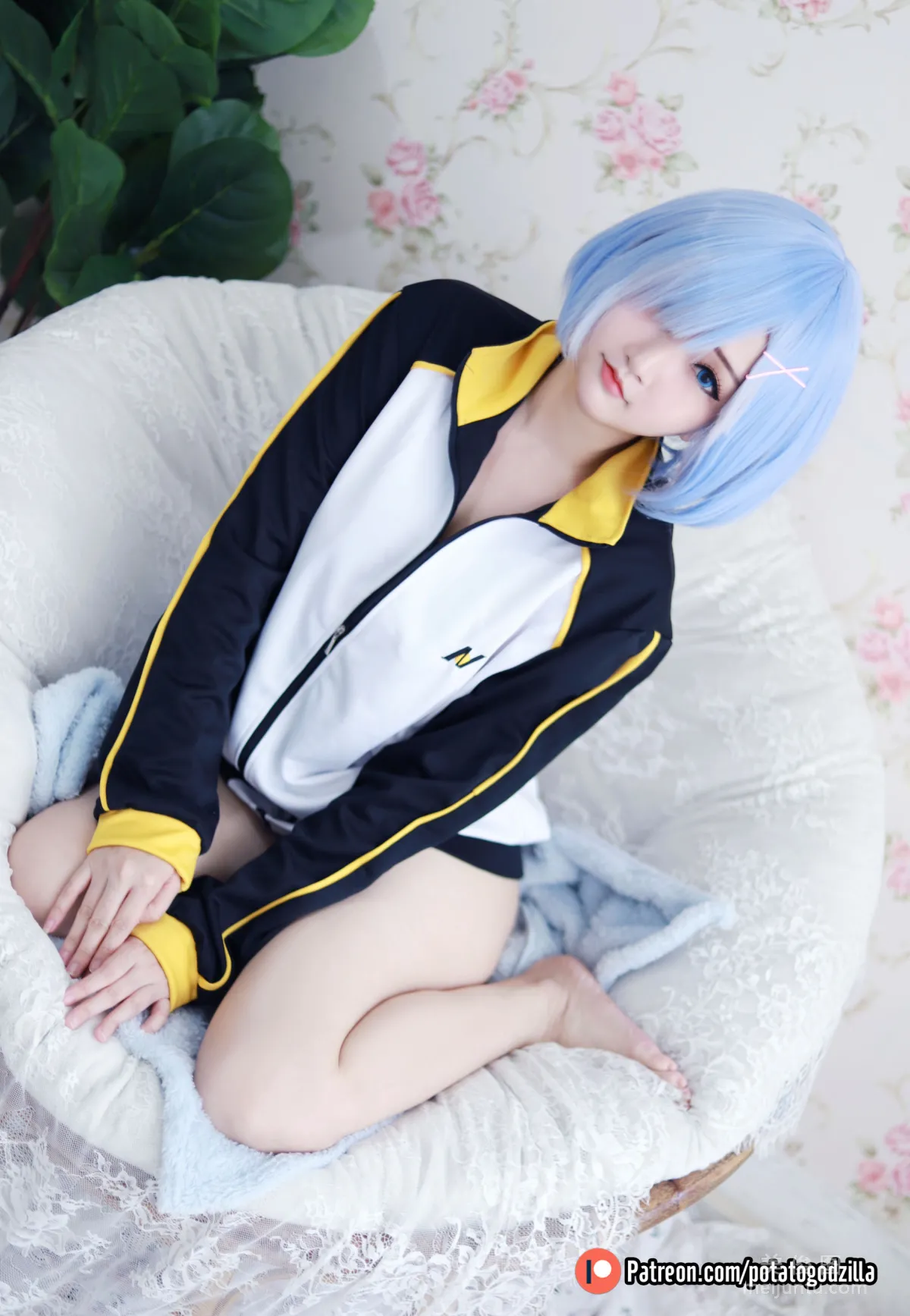 [Web Idol COSER Photos] Girl Potato Godzilla - Rem In Subaru Jacket photo 17