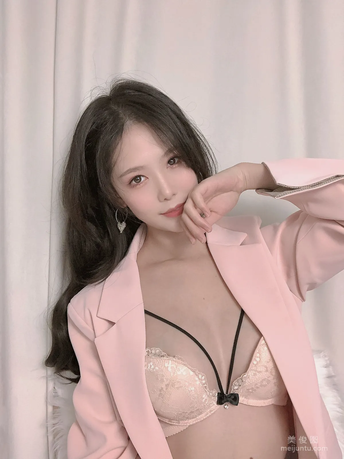 [网红COSER写真] 抖娘-利世 - 粉色西装 套图4