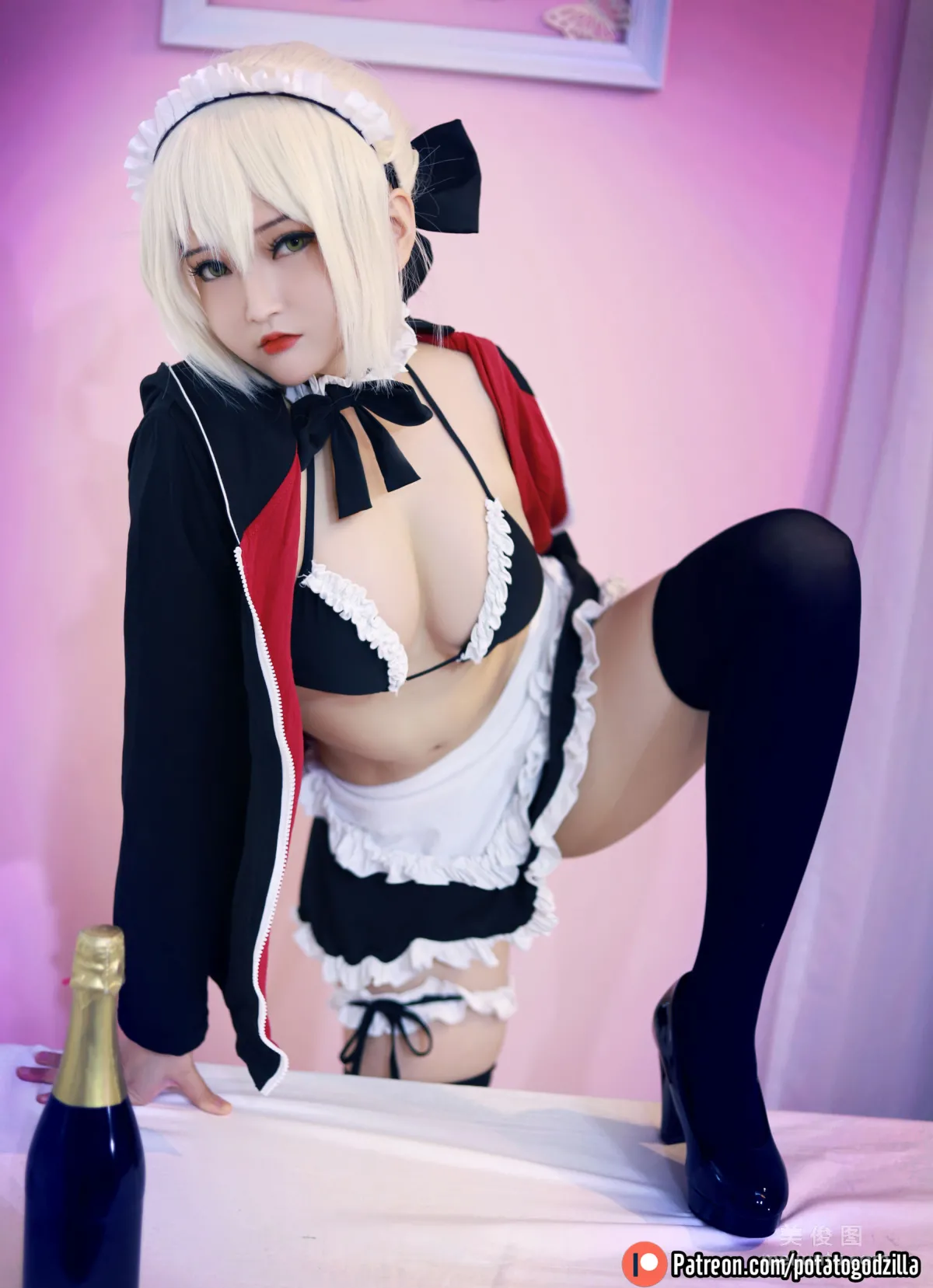 Coser小姐姐Potato Godzilla - Saber Alter Maid 套图3