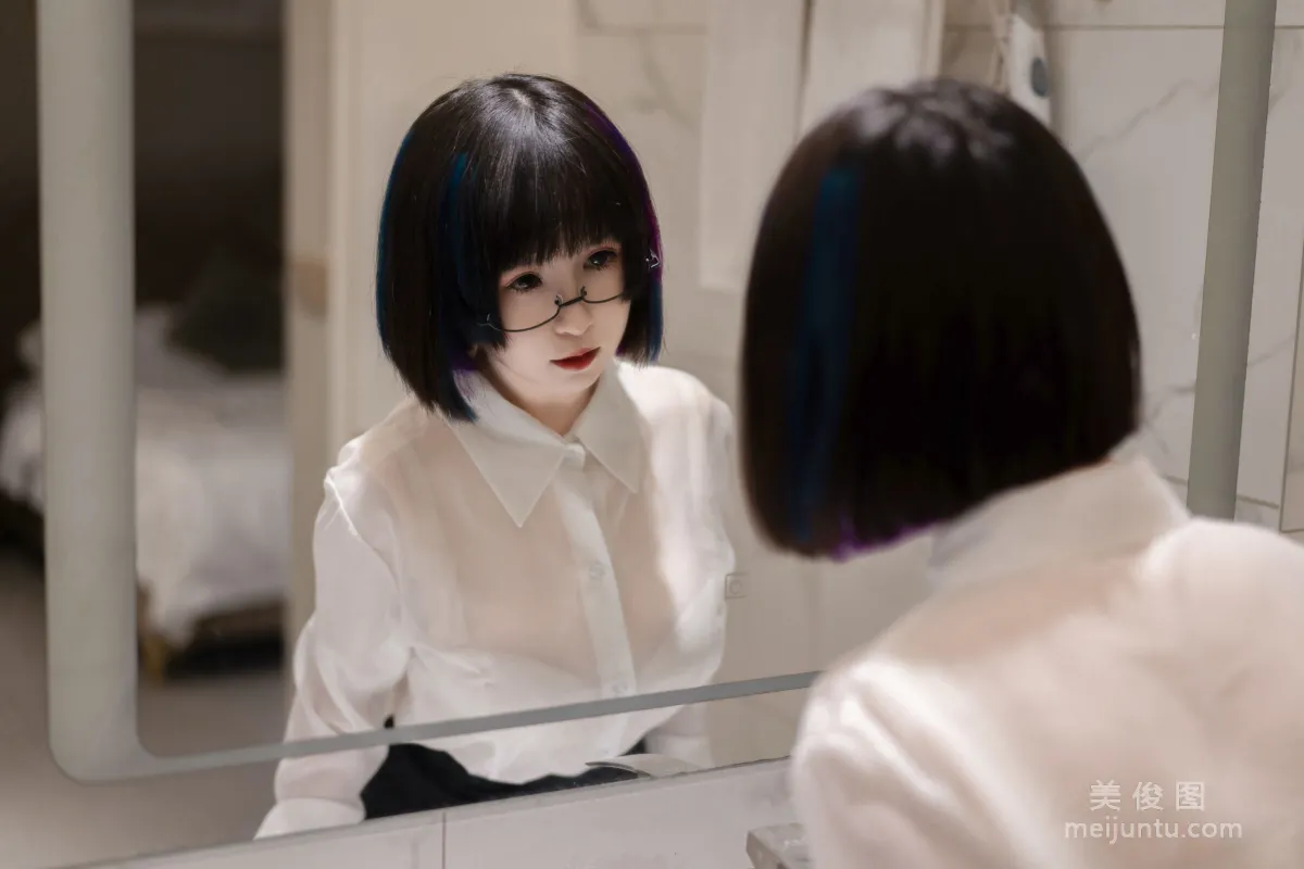 [网红COSER写真] 美少女晕崽 - 迷情小秘 套图2