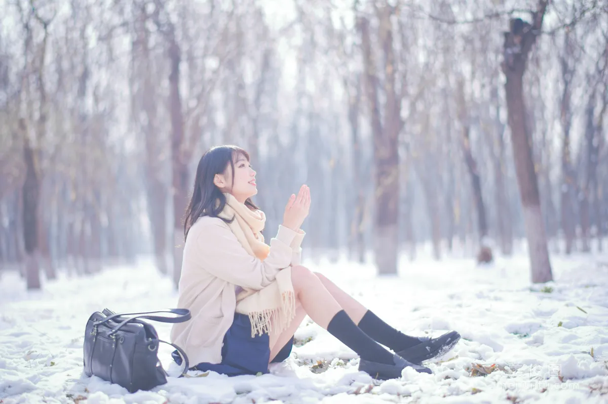 [Web Idol COSER Photos] Zhouji Shike Aitu Tu - Snow Scene JK Set photo 15