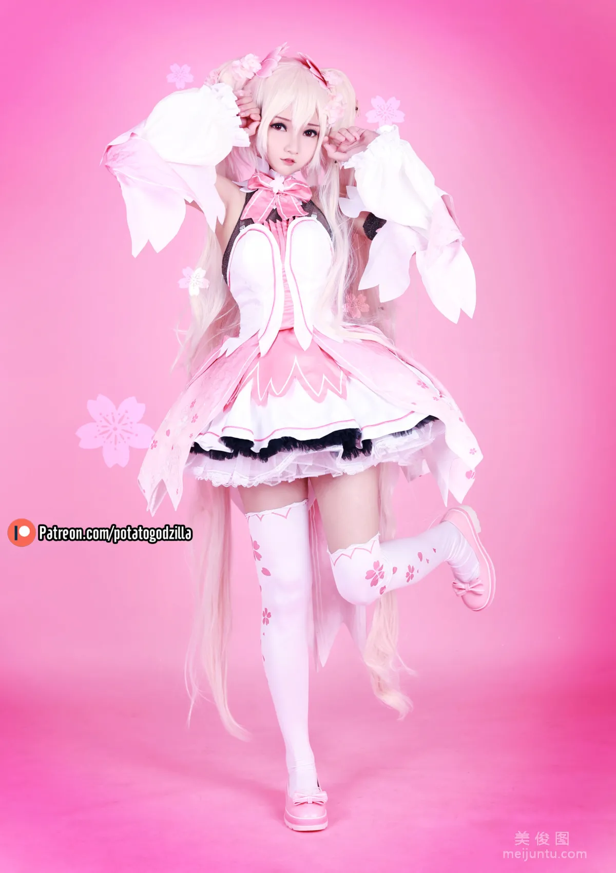 Coser Potato Godzilla, Sakura Miku, Set photo 3
