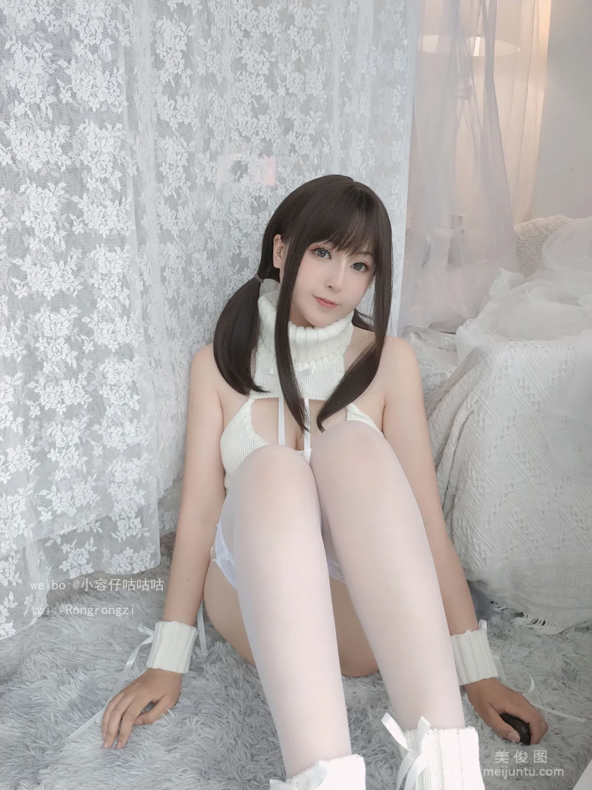 [Web Idols COSER Photo] Xiaorong Zaigu Gugu, Pure White Sweater Set photo 12