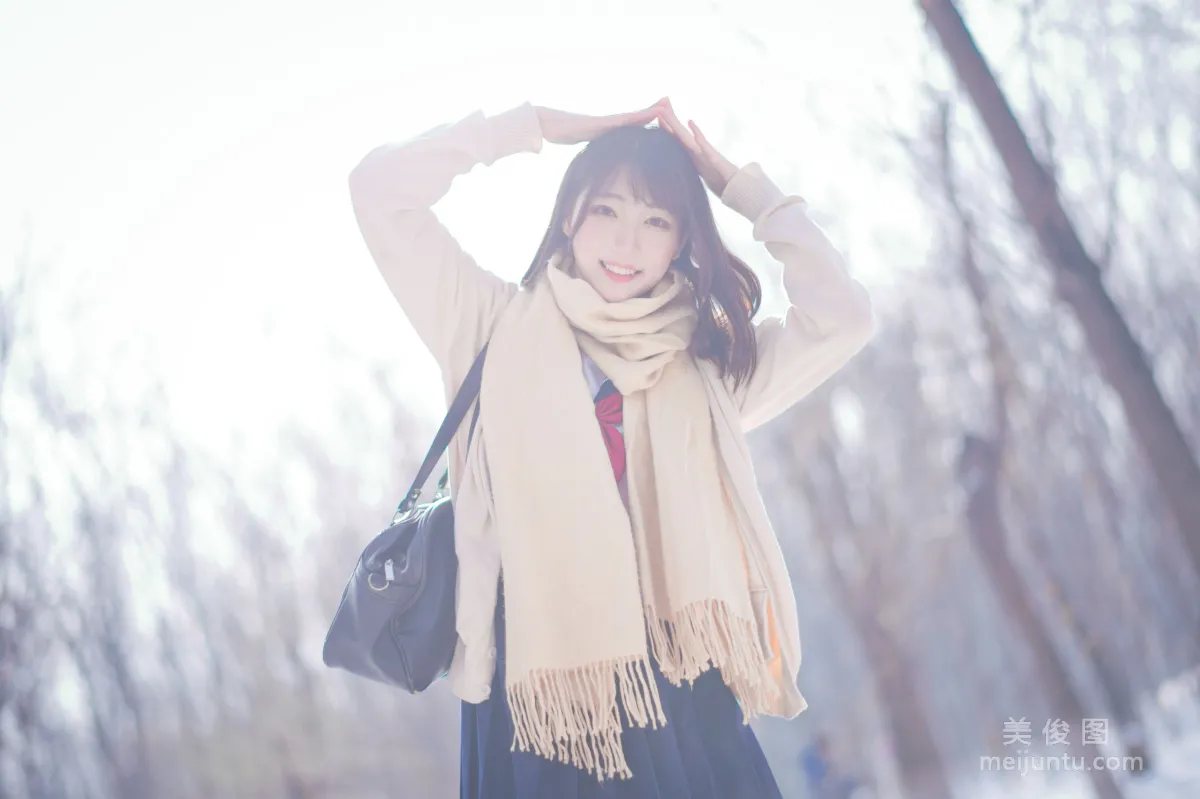 [Web Idol COSER Photos] Zhouji Shike Aitu Tu - Snow Scene JK Set photo 6