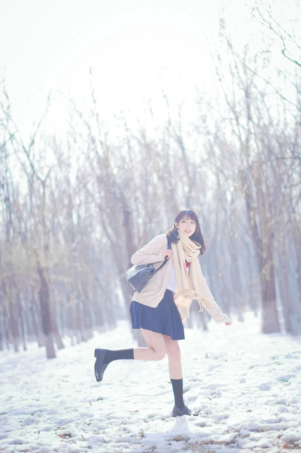 [网红COSER写真] 周叽是可爱兔兔 - 雪景JK 套图8