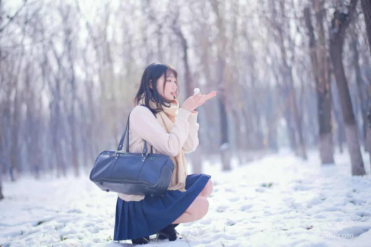 [Web Idol COSER Photos] Zhouji Shike Aitu Tu - Snow Scene JK Set photo 9