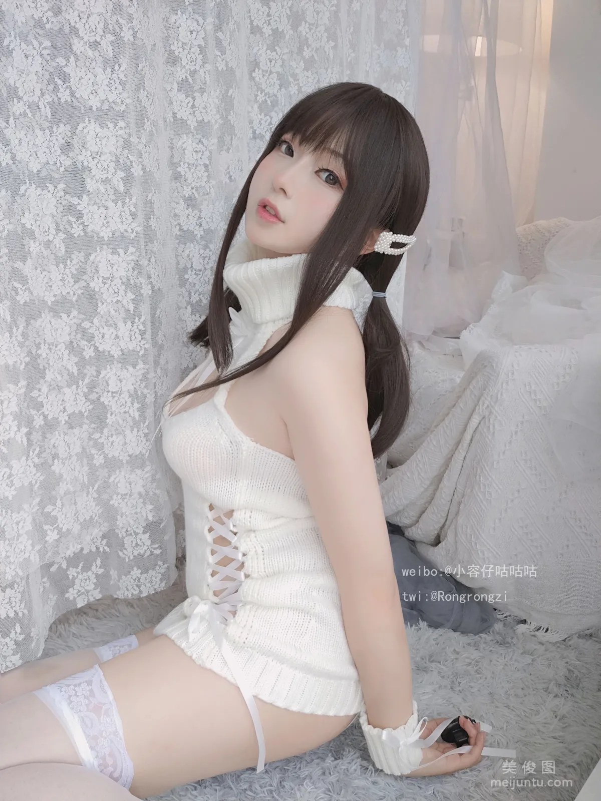 [Web Idols COSER Photo] Xiaorong Zaigu Gugu, Pure White Sweater Set photo 10