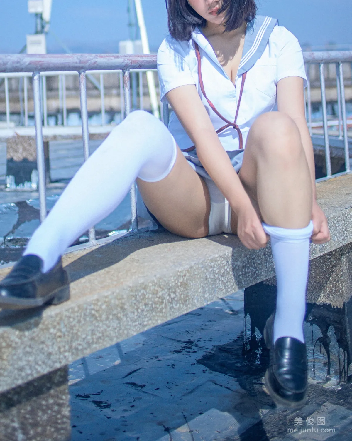 [網紅COSER] 微博妹子 汐 - 天台JK 套圖 15