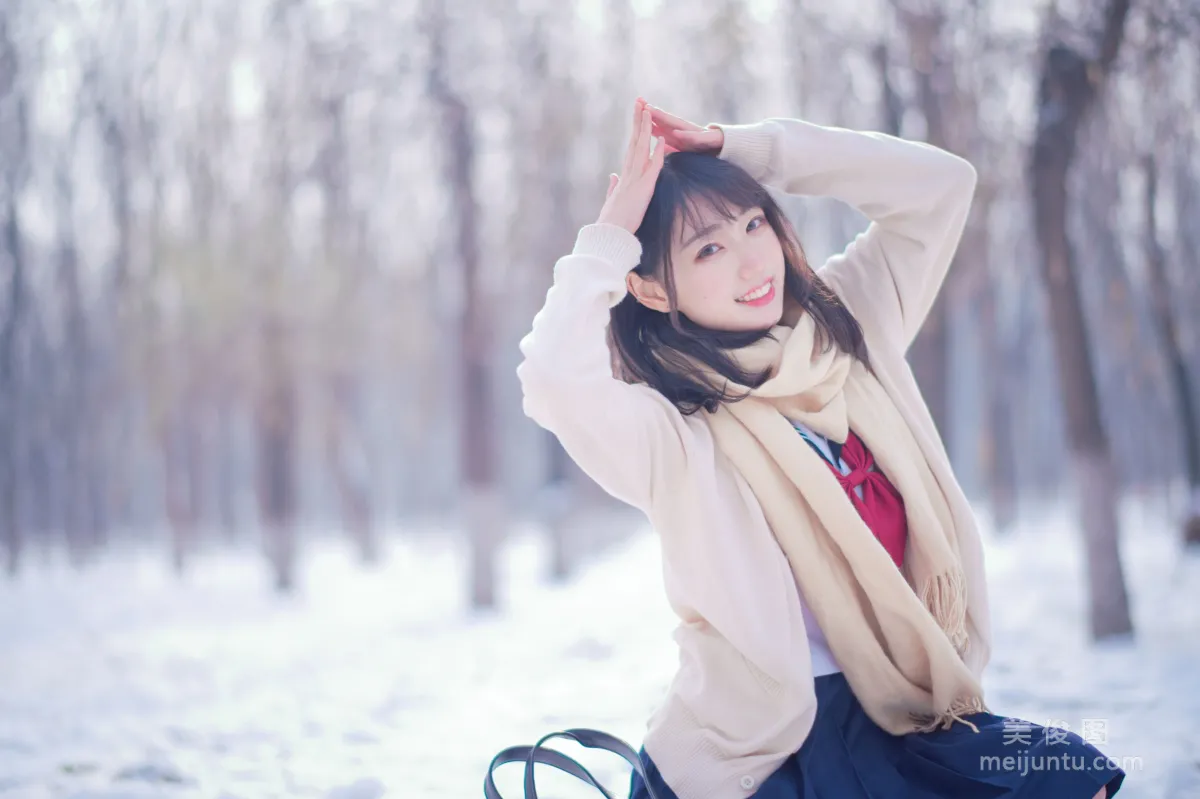 [Web Idol COSER Photos] Zhouji Shike Aitu Tu - Snow Scene JK Set photo 11