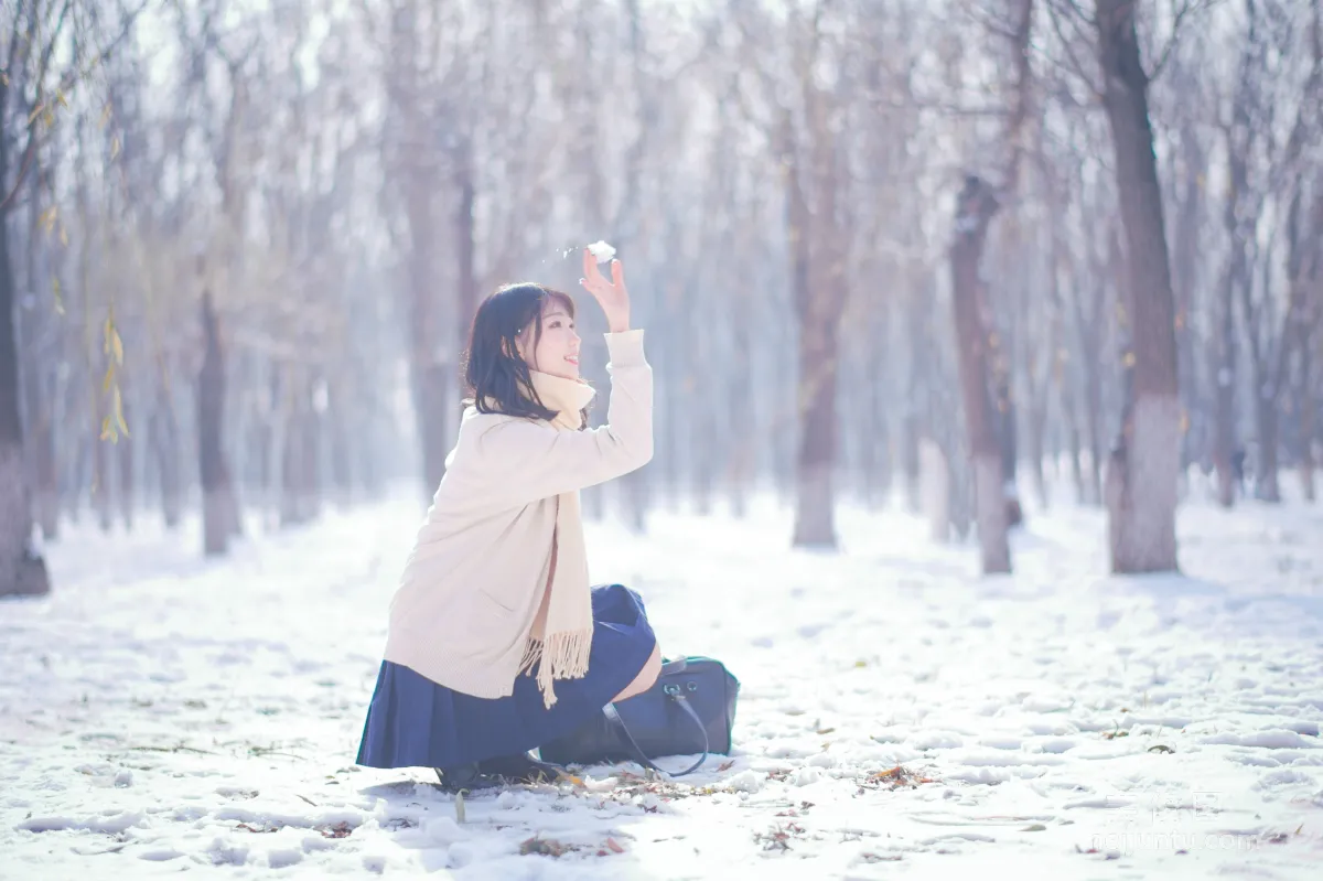 [Web Idol COSER Photos] Zhouji Shike Aitu Tu - Snow Scene JK Set photo 2