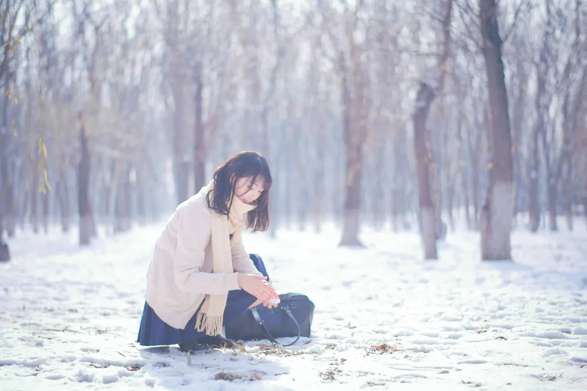 [网红COSER写真] 周叽是可爱兔兔 - 雪景JK 套图1
