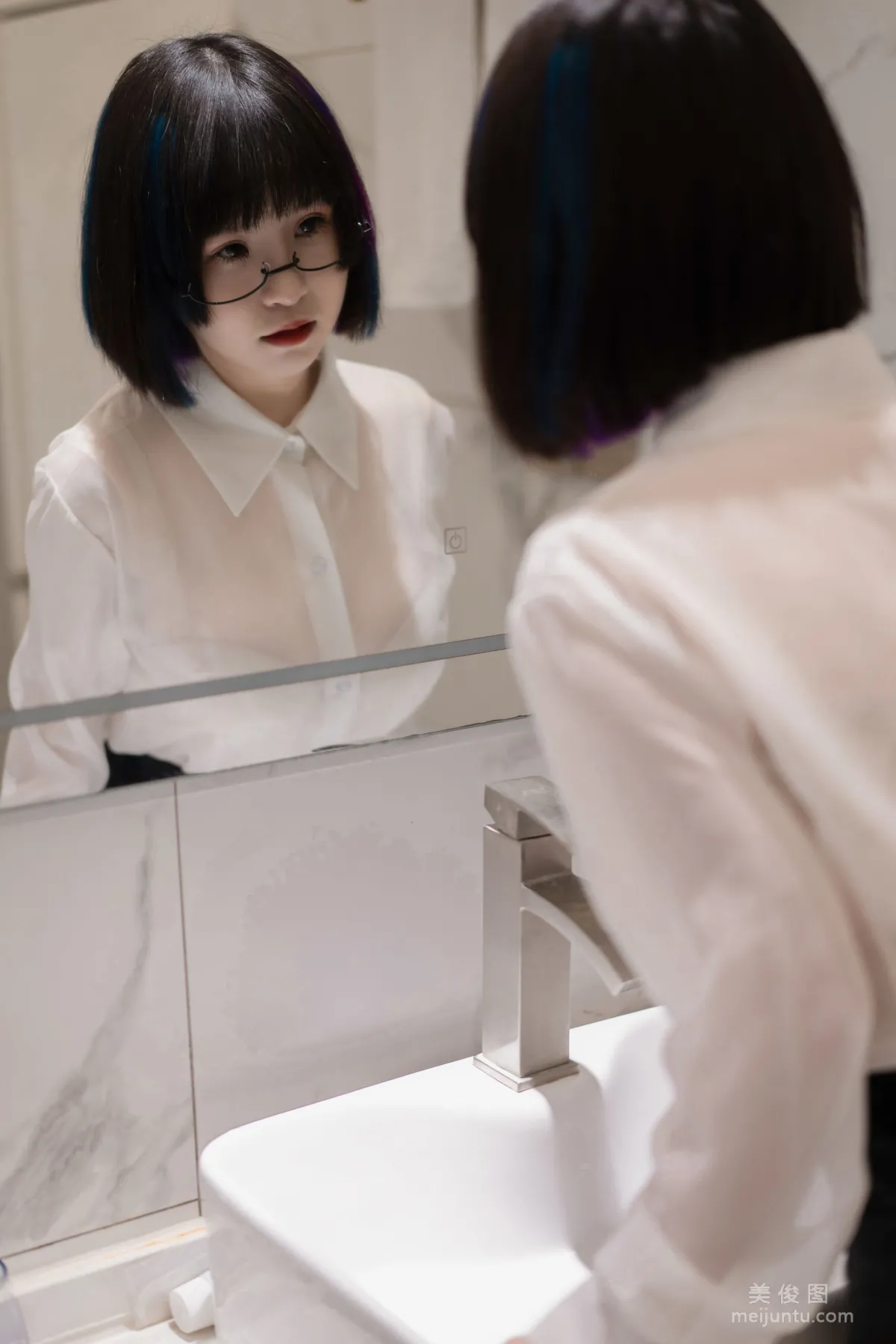 [网红COSER写真] 美少女晕崽 - 迷情小秘 套图1