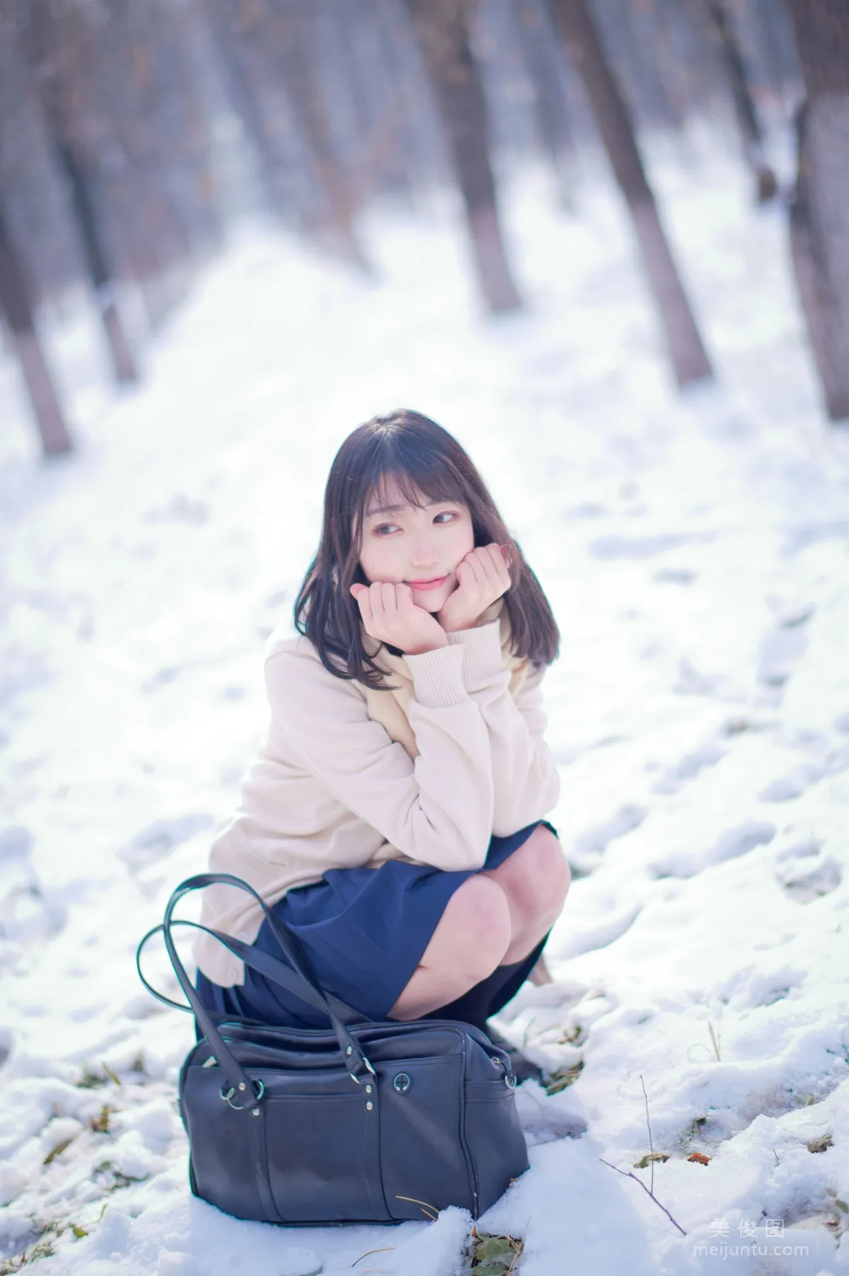 [网红COSER写真] 周叽是可爱兔兔 - 雪景JK 套图10