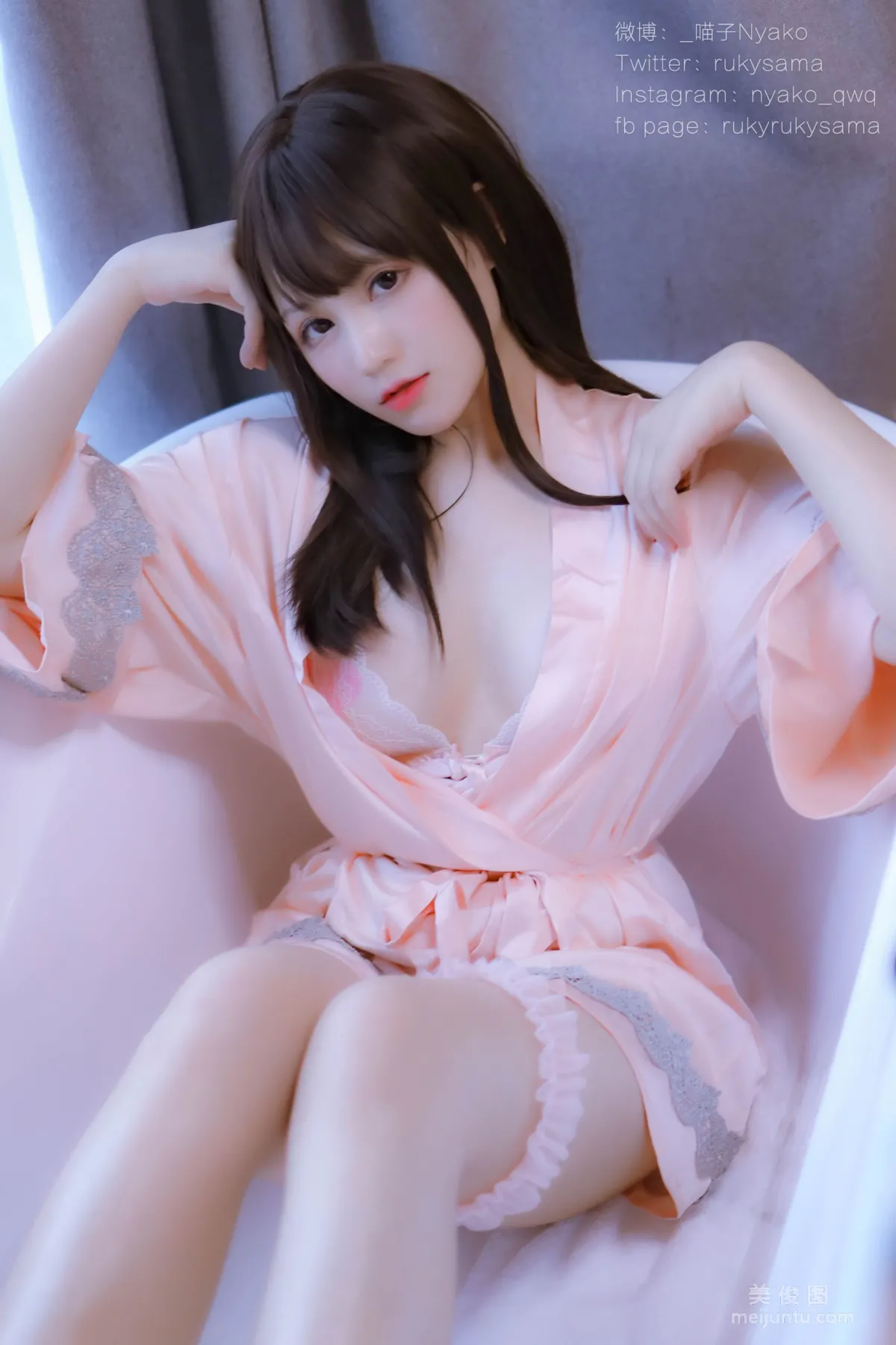Cute Girl Nyako Miaozi, Cohabitation Life with Delusional Girlfriend, Pink Silk Pajamas Set photo 5