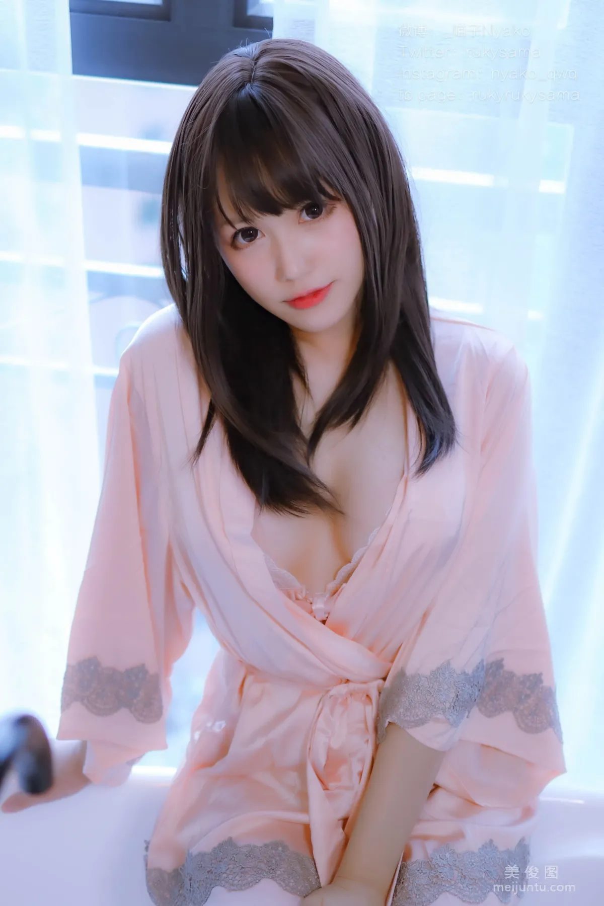 萌妹子Nyako喵子 - 妄想彼女との同棲生活 之 粉嫩丝绸睡衣 套图1