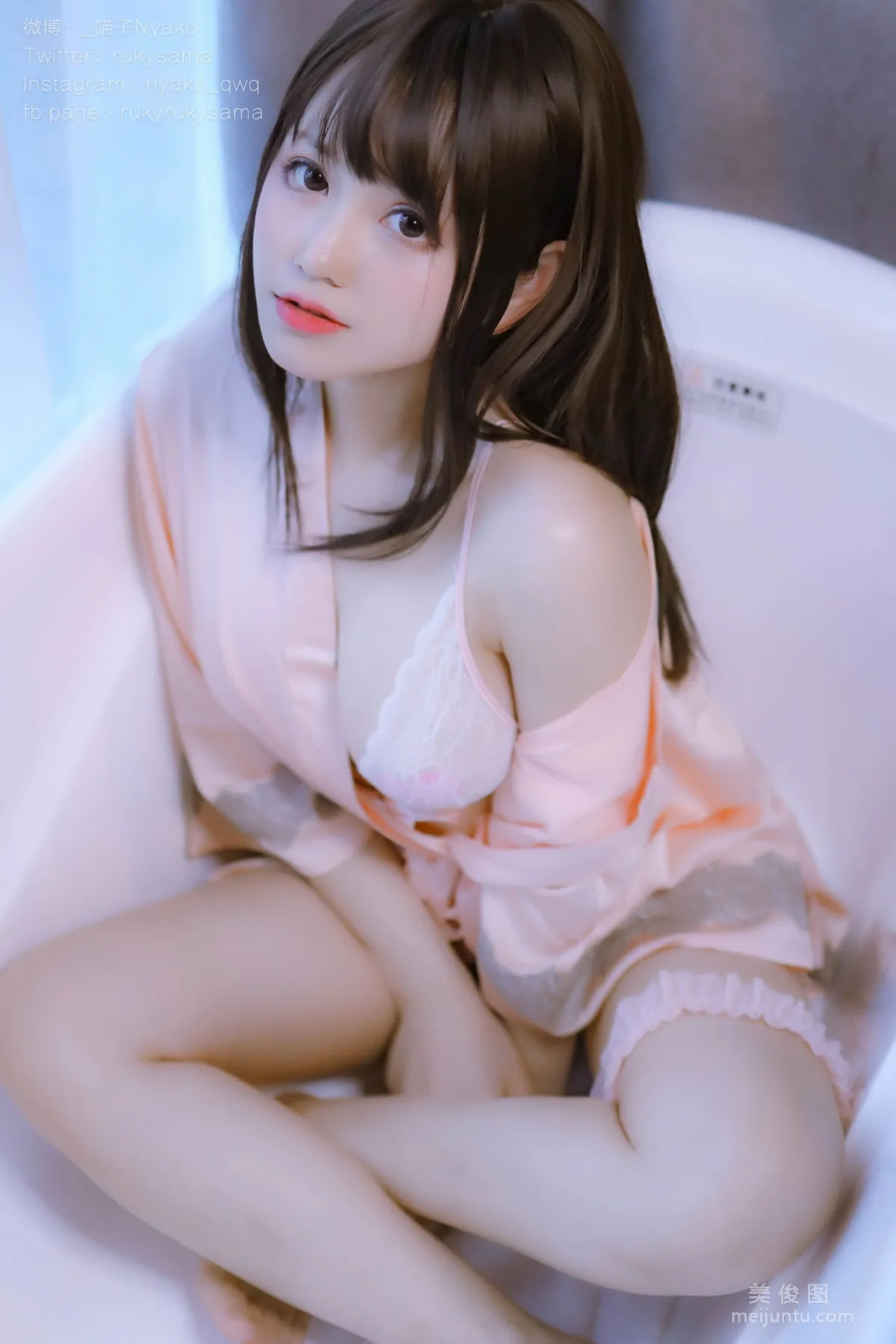 萌妹子Nyako喵子 - 妄想彼女との同棲生活 之 粉嫩丝绸睡衣 套图14