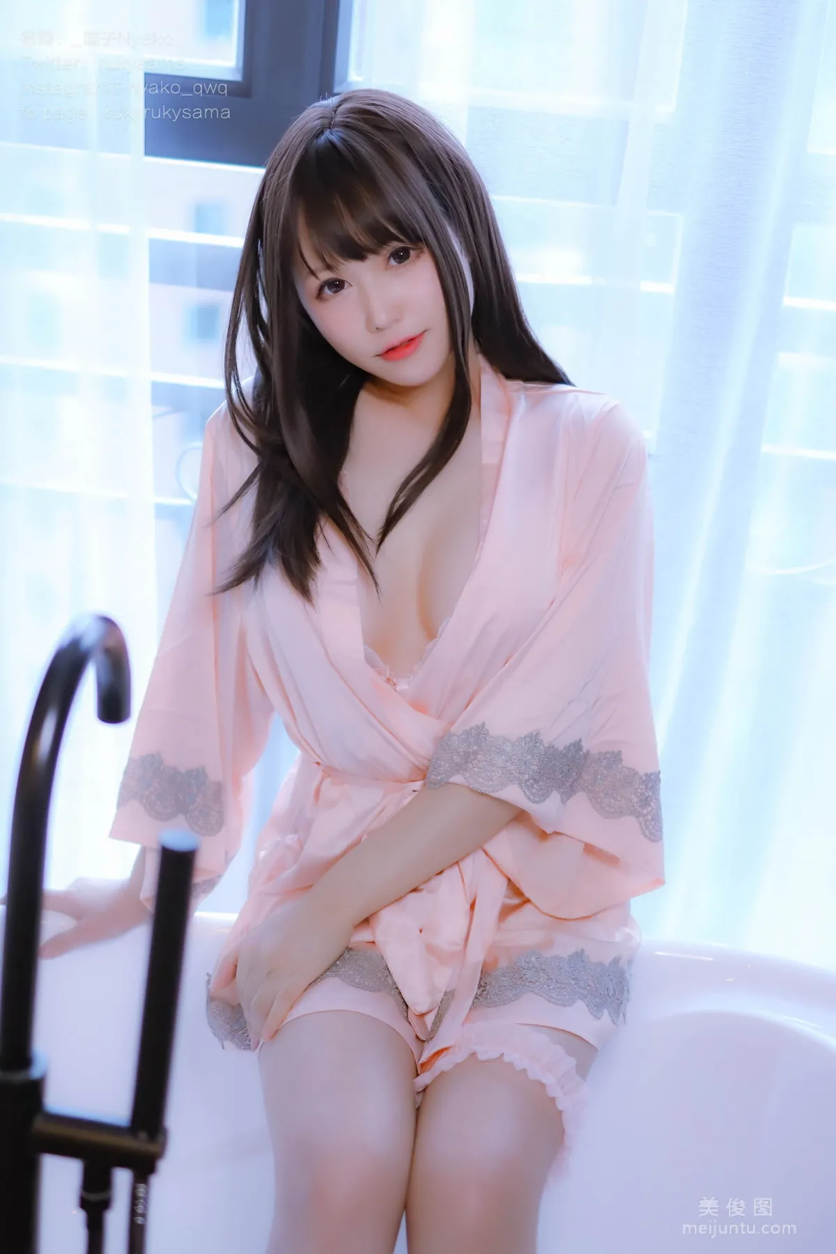 Cute Girl Nyako Miaozi, Cohabitation Life with Delusional Girlfriend, Pink Silk Pajamas Set photo 2
