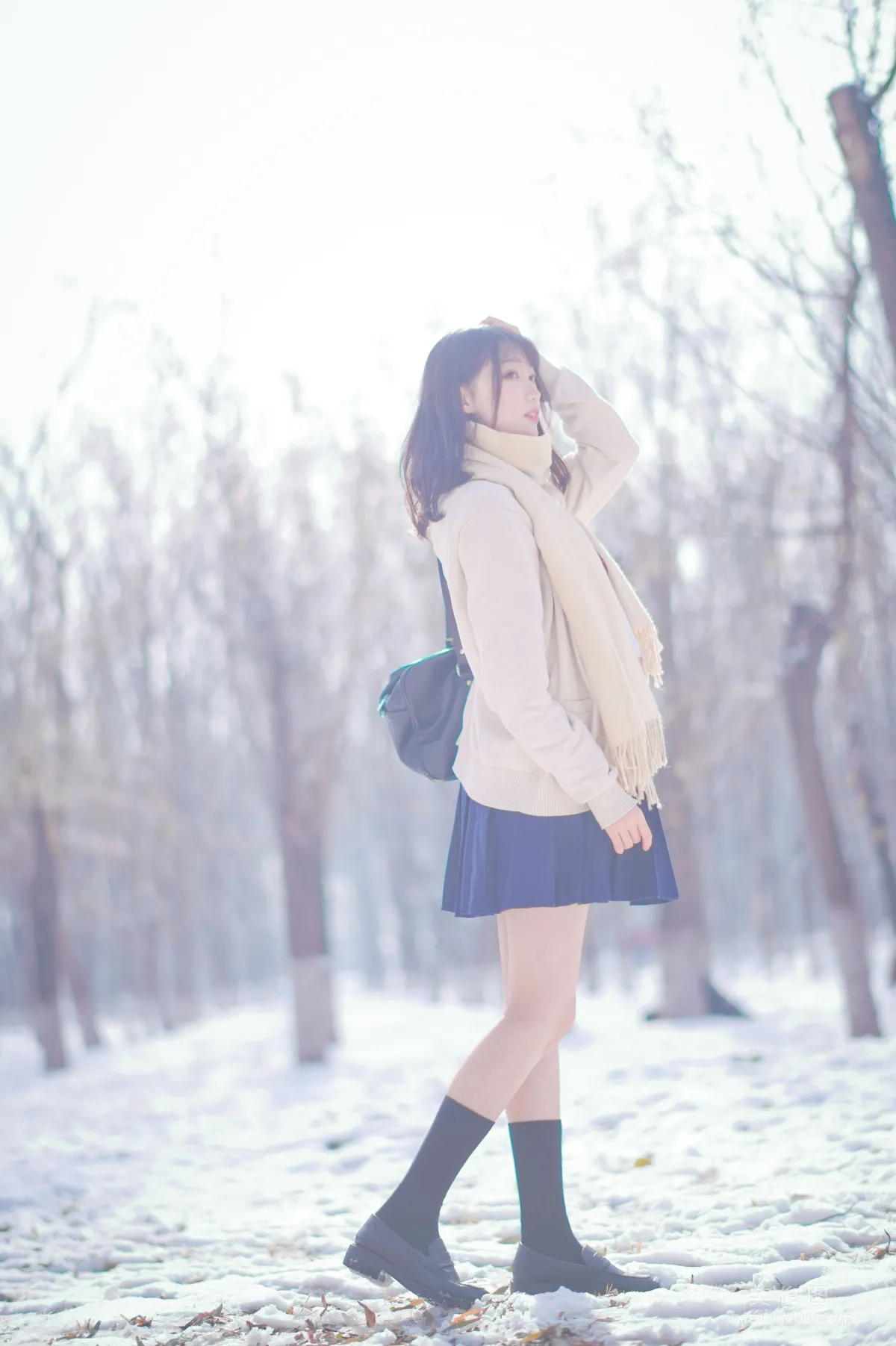 [Web Idol COSER Photos] Zhouji Shike Aitu Tu - Snow Scene JK Set photo 5