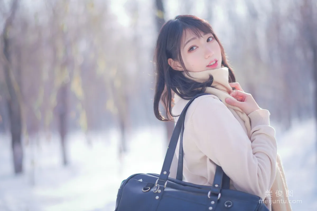 [Web Idol COSER Photos] Zhouji Shike Aitu Tu - Snow Scene JK Set photo 3