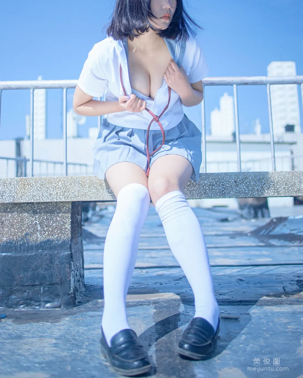 [網紅COSER] 微博妹子 汐 - 天台JK 套圖 11