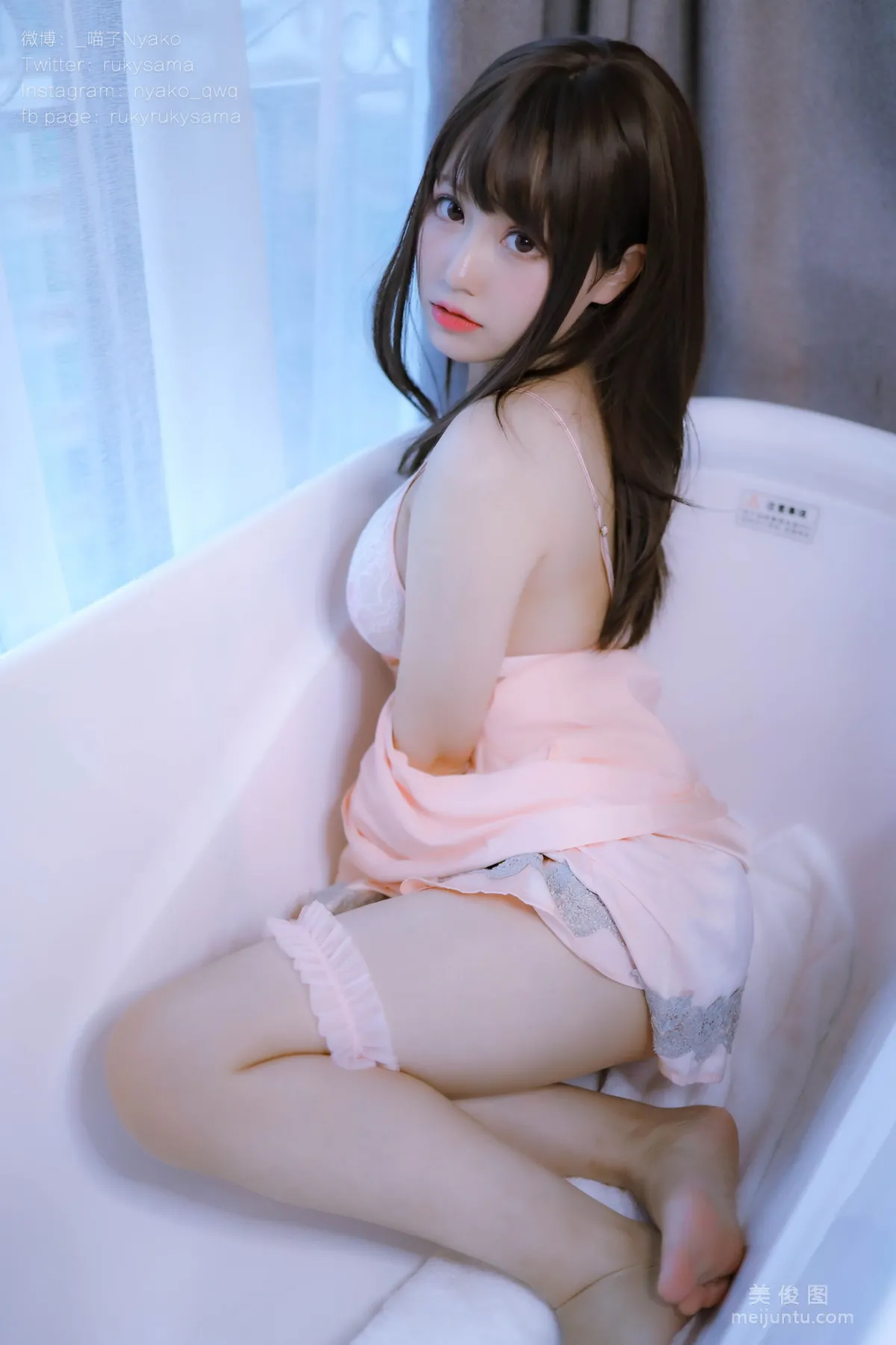 Cute Girl Nyako Miaozi, Cohabitation Life with Delusional Girlfriend, Pink Silk Pajamas Set photo 19