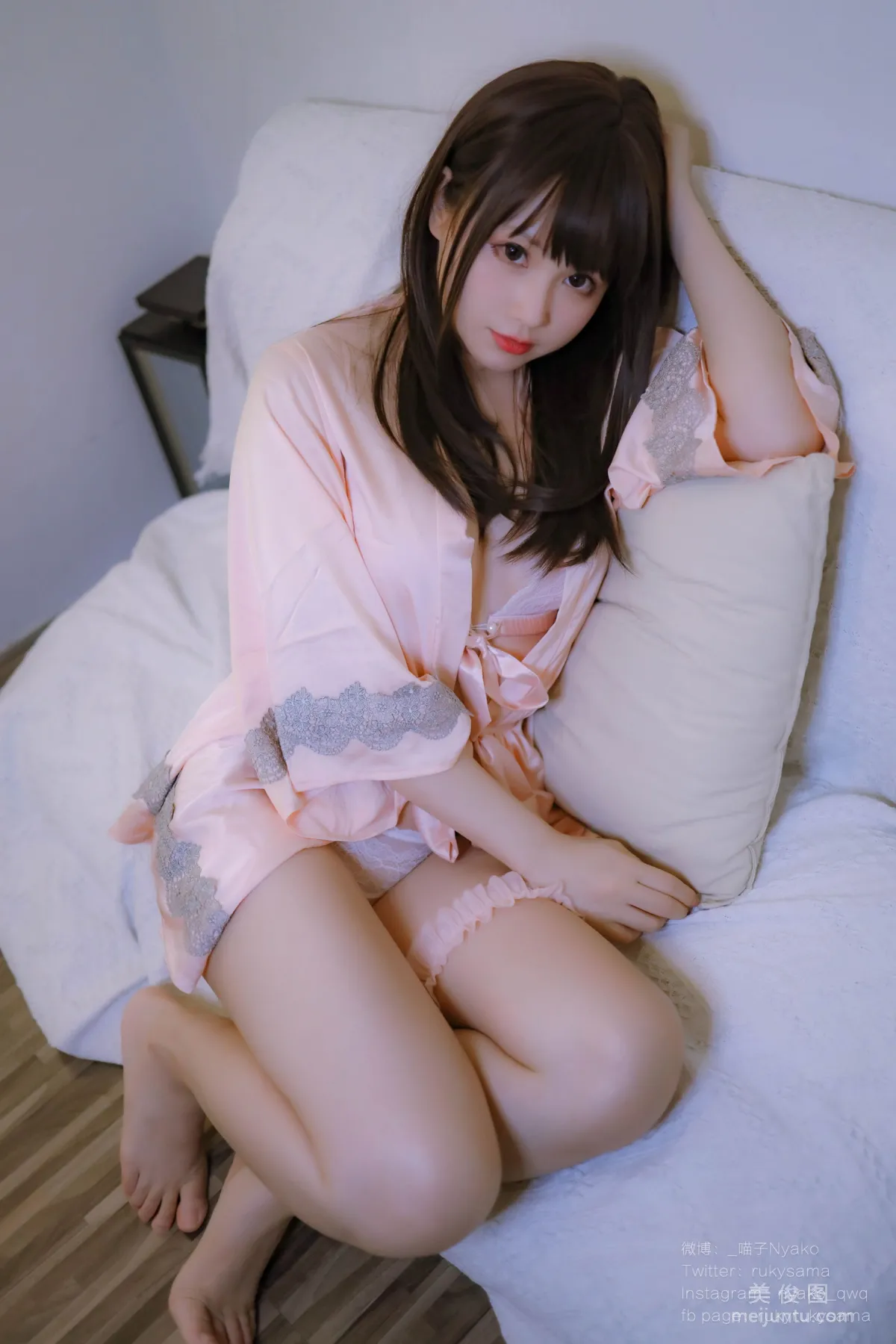 萌妹子Nyako喵子 - 妄想彼女との同棲生活 之 粉嫩丝绸睡衣 套图39