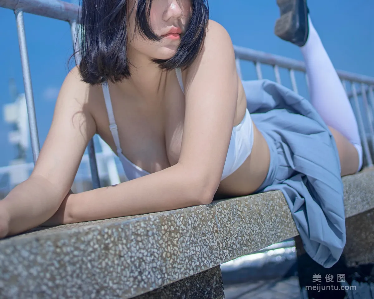 [網紅COSER] 微博妹子 汐 - 天台JK 套圖 25