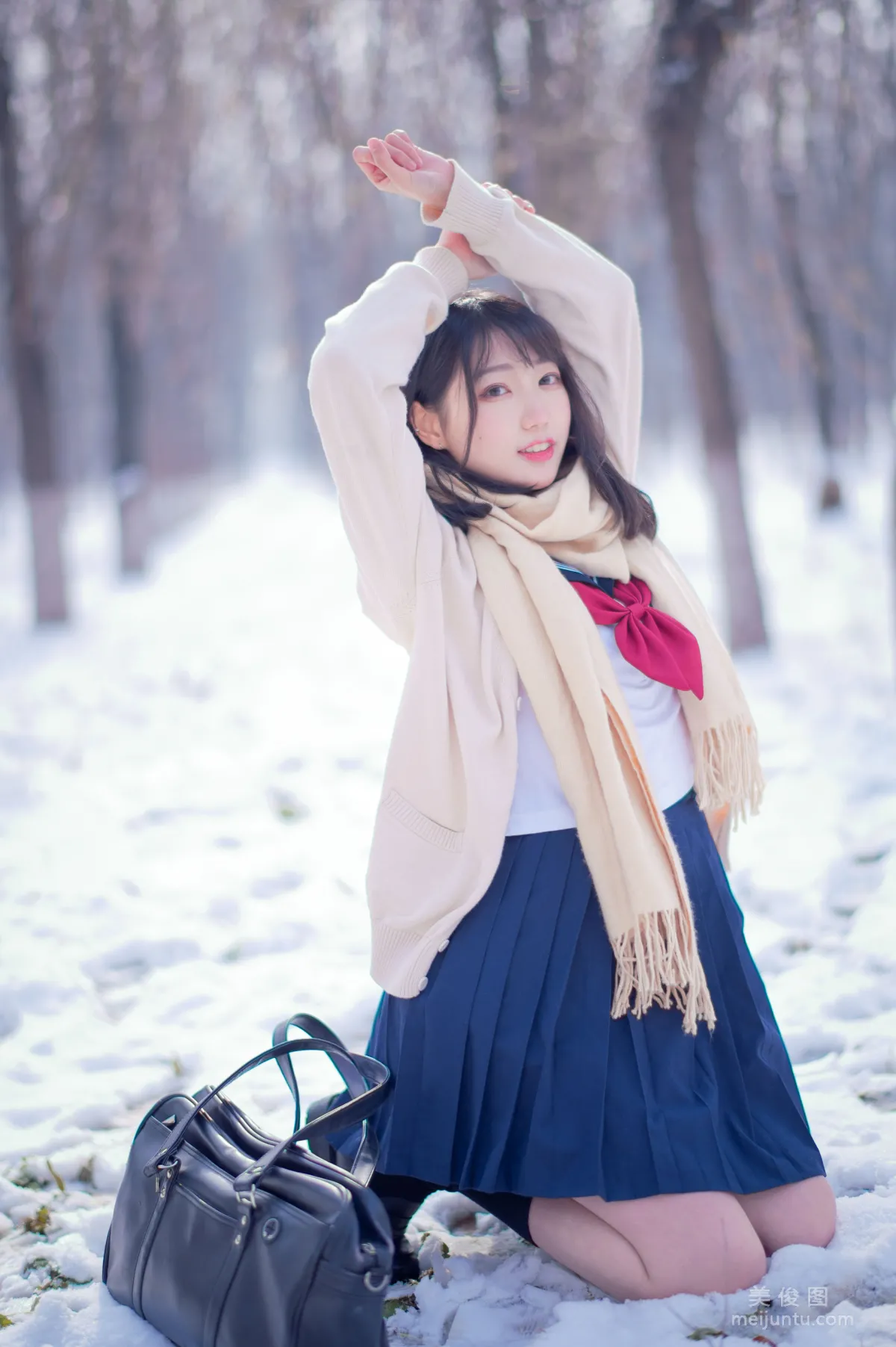 [Web Idol COSER Photos] Zhouji Shike Aitu Tu - Snow Scene JK Set photo 12