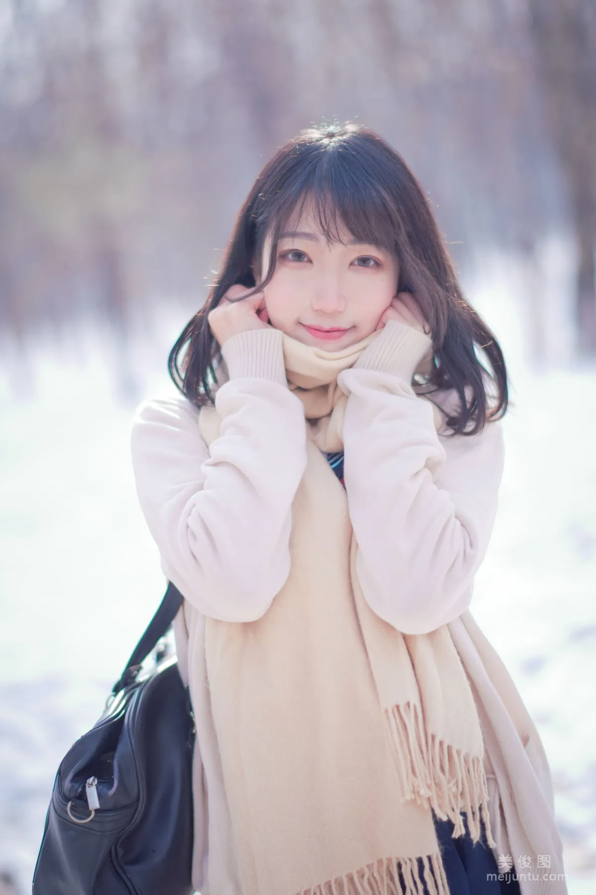 [网红COSER写真] 周叽是可爱兔兔 - 雪景JK 套图7