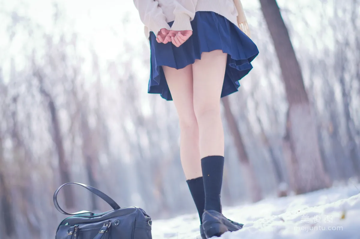 [Web Idol COSER Photos] Zhouji Shike Aitu Tu - Snow Scene JK Set photo 13