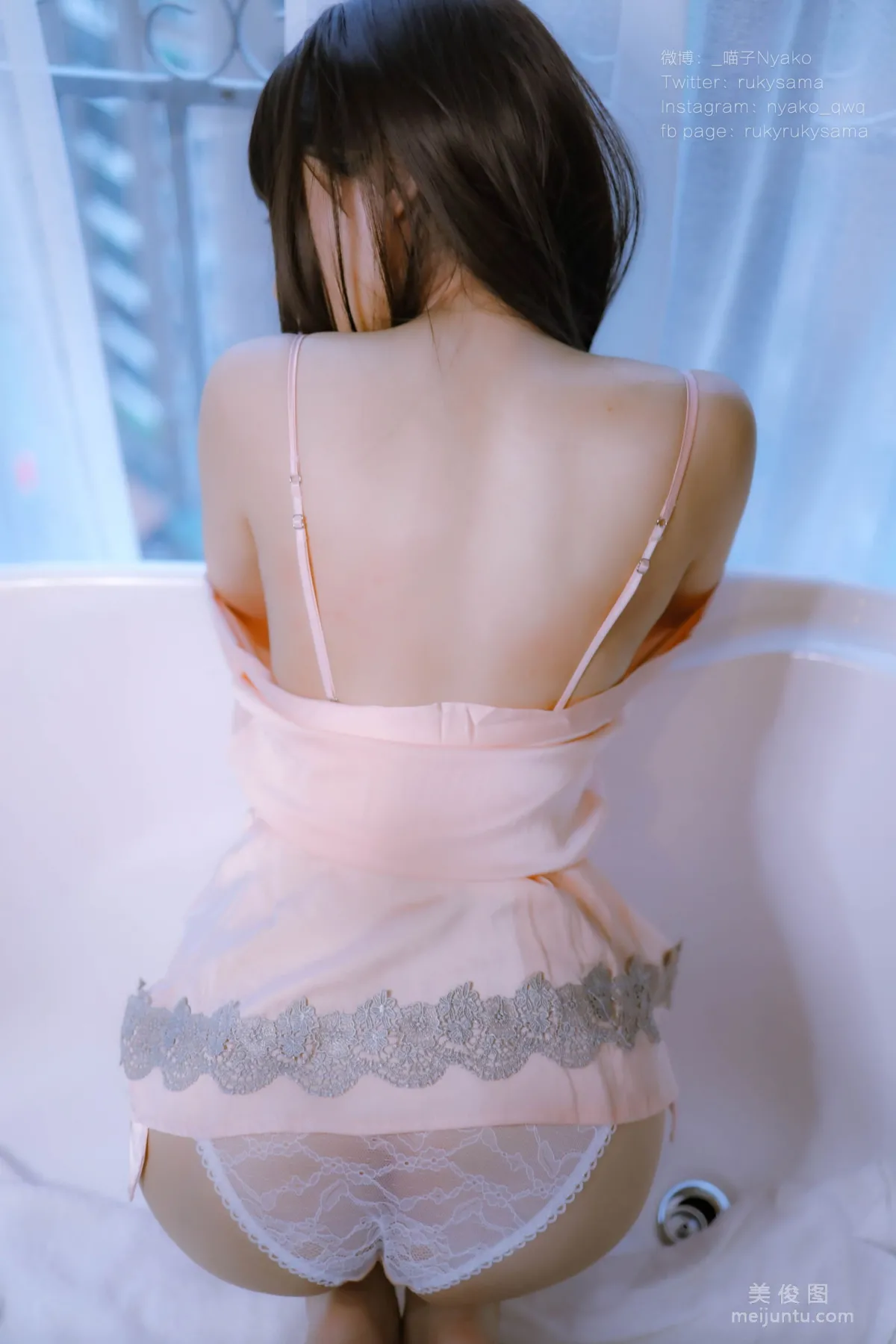 Cute Girl Nyako Miaozi, Cohabitation Life with Delusional Girlfriend, Pink Silk Pajamas Set photo 22