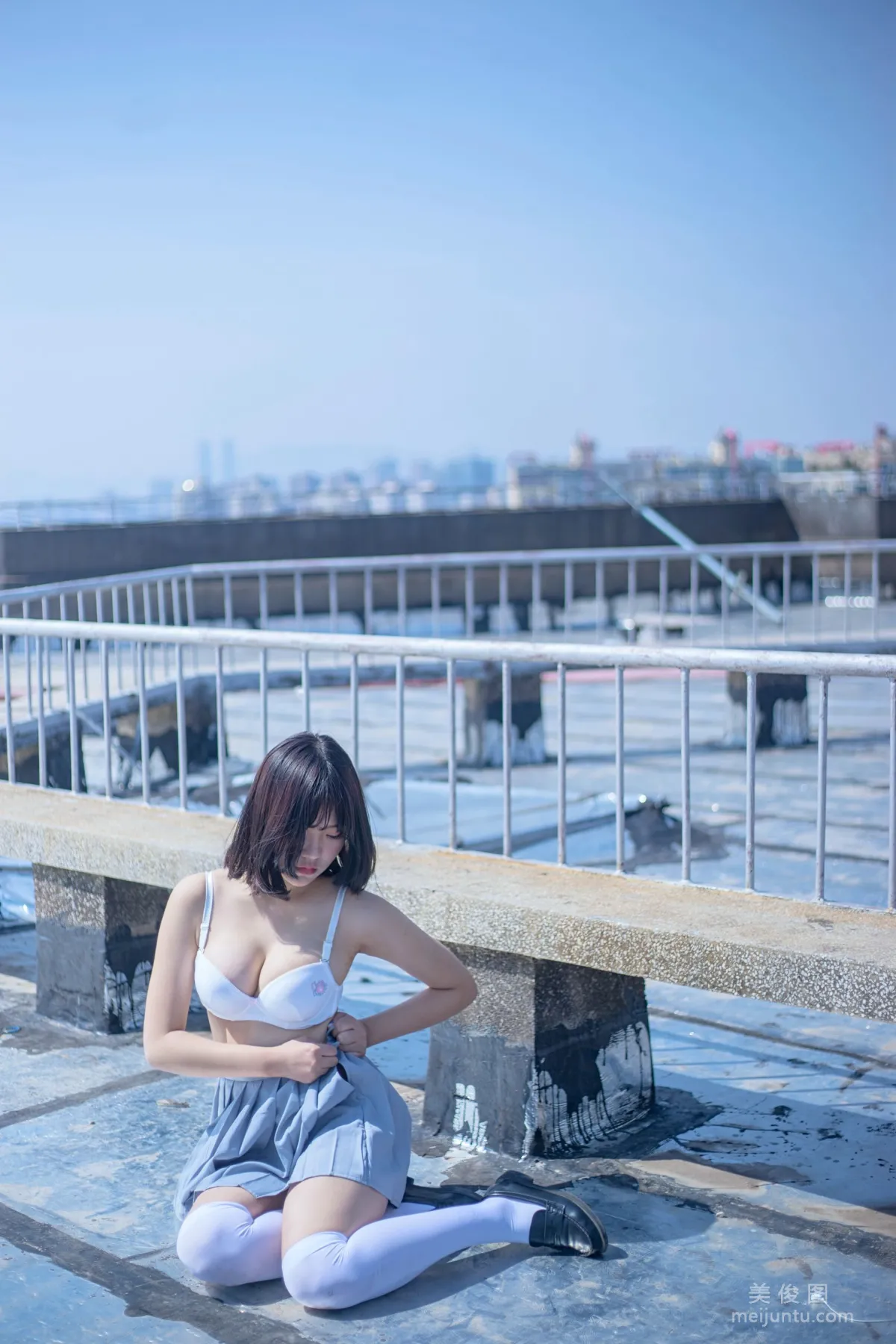 [網紅COSER] 微博妹子 汐 - 天台JK 套圖 36