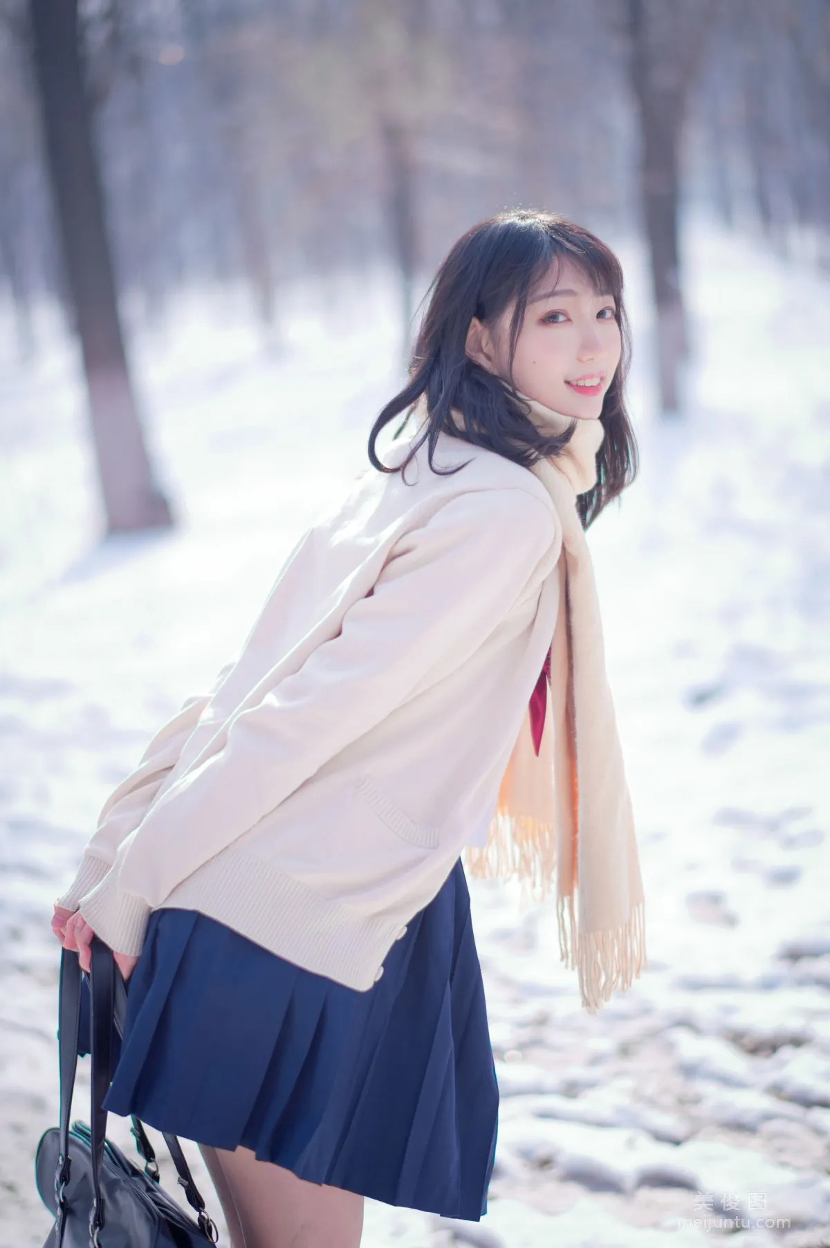[网红COSER写真] 周叽是可爱兔兔 - 雪景JK 套图4