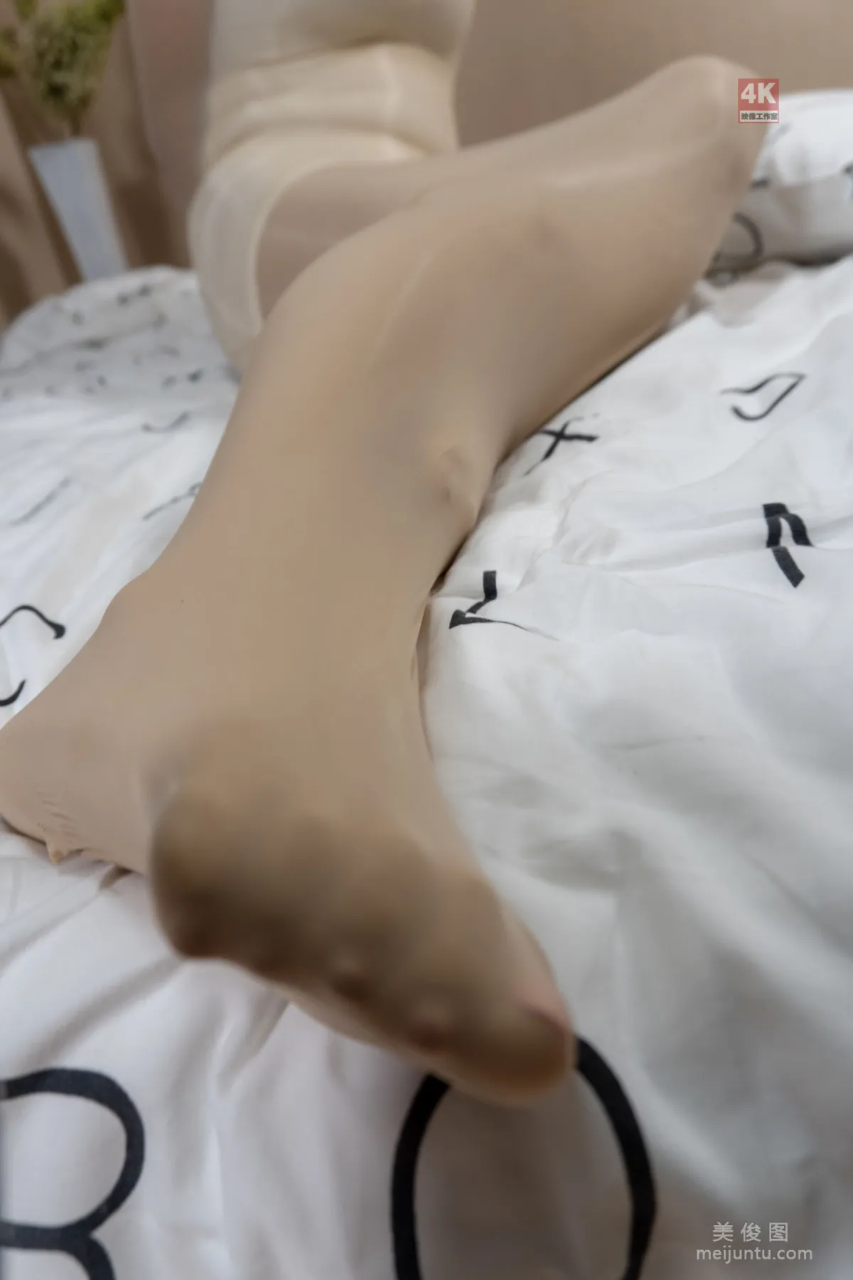 [麗櫃Ligui] 網絡麗人 Model 奈沐子 《光滑絲襪繭》 35