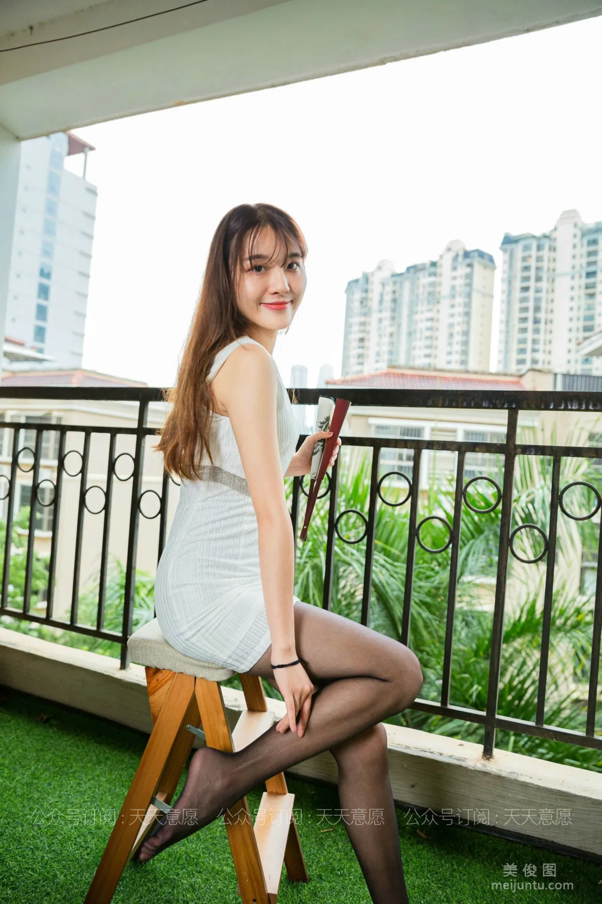 [IESS异思趣向] 丝享家830 婉苹《阳台上的一缕白》 丝袜美腿套图17