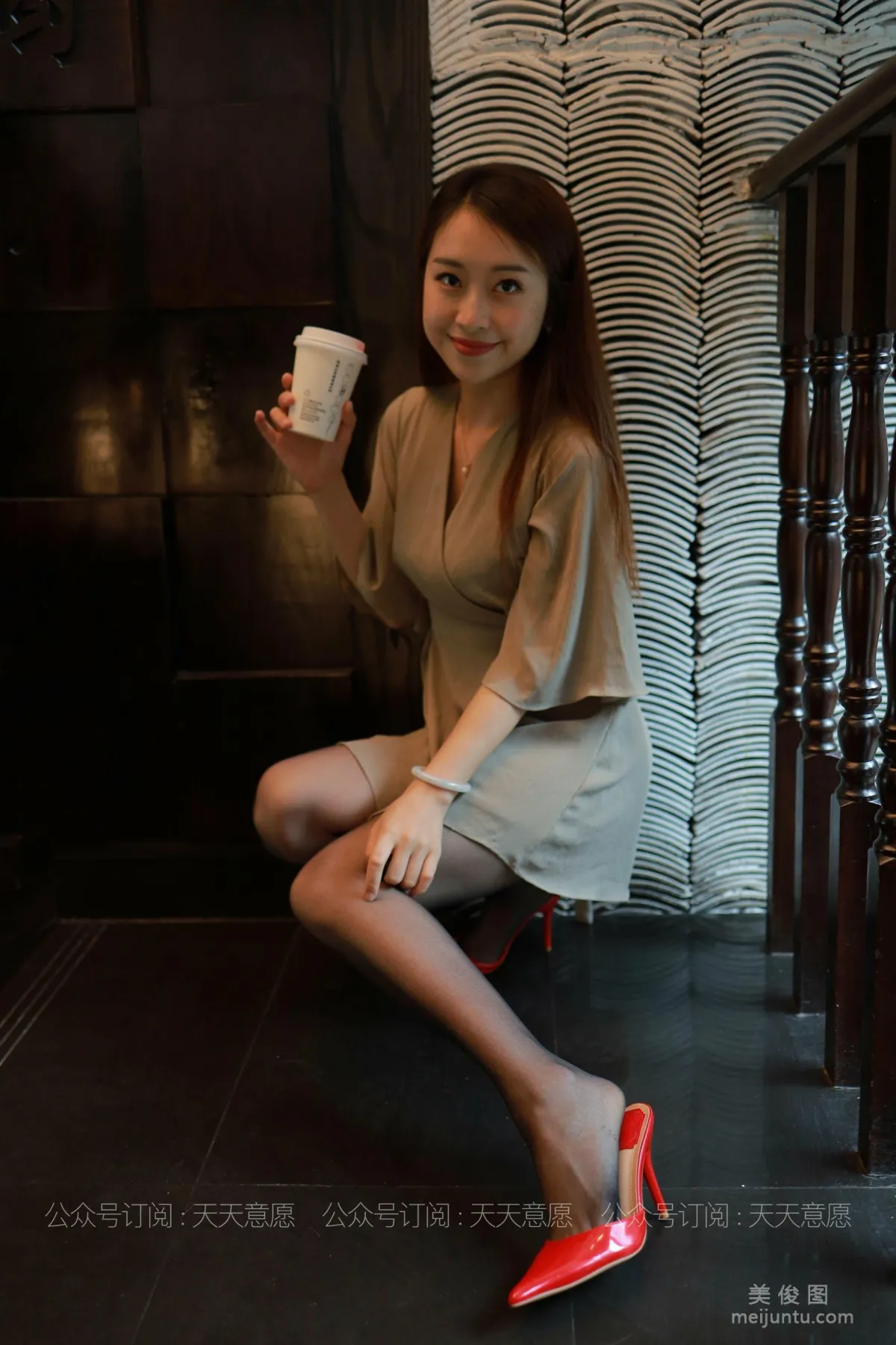 [IESS异思趣向] 丝享家 827：小婕《红色跟底一身轻》 丝袜美腿套图38