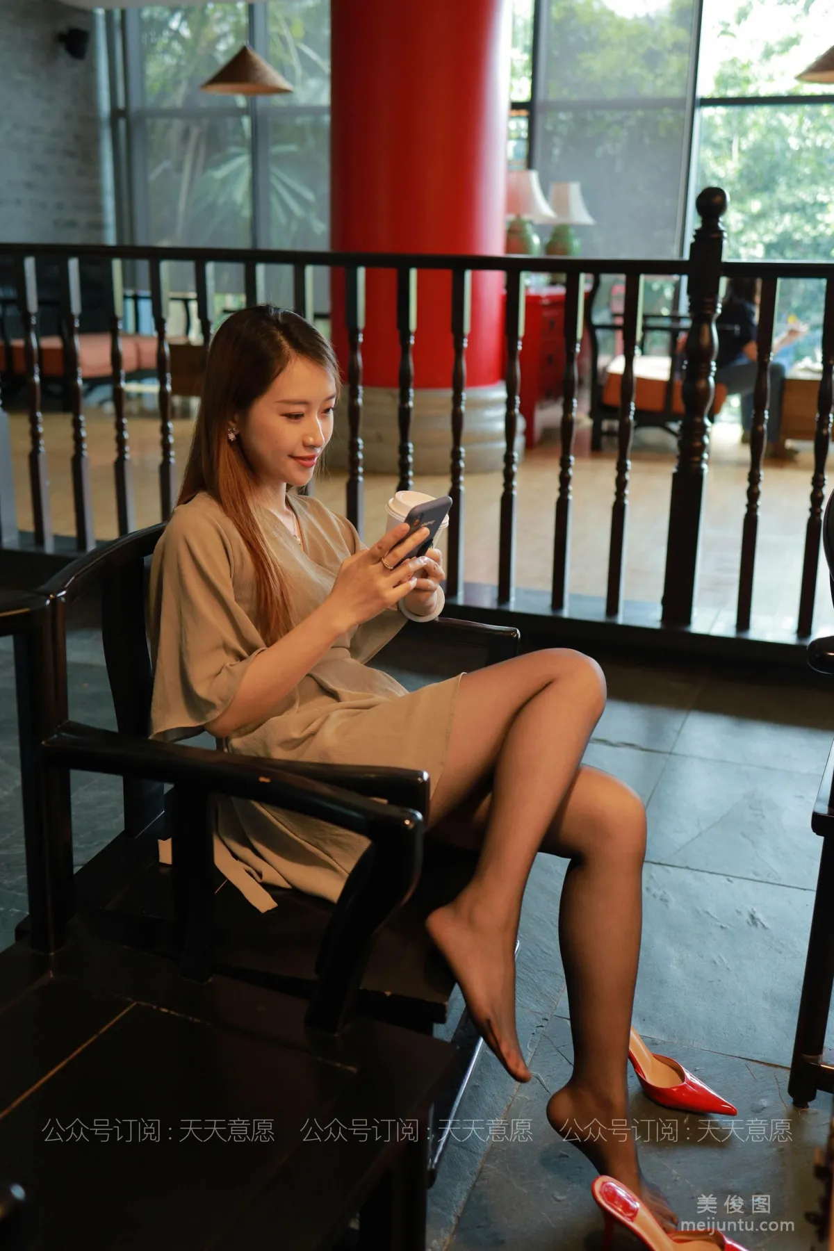 [IESS异思趣向] 丝享家 827：小婕《红色跟底一身轻》 丝袜美腿套图75