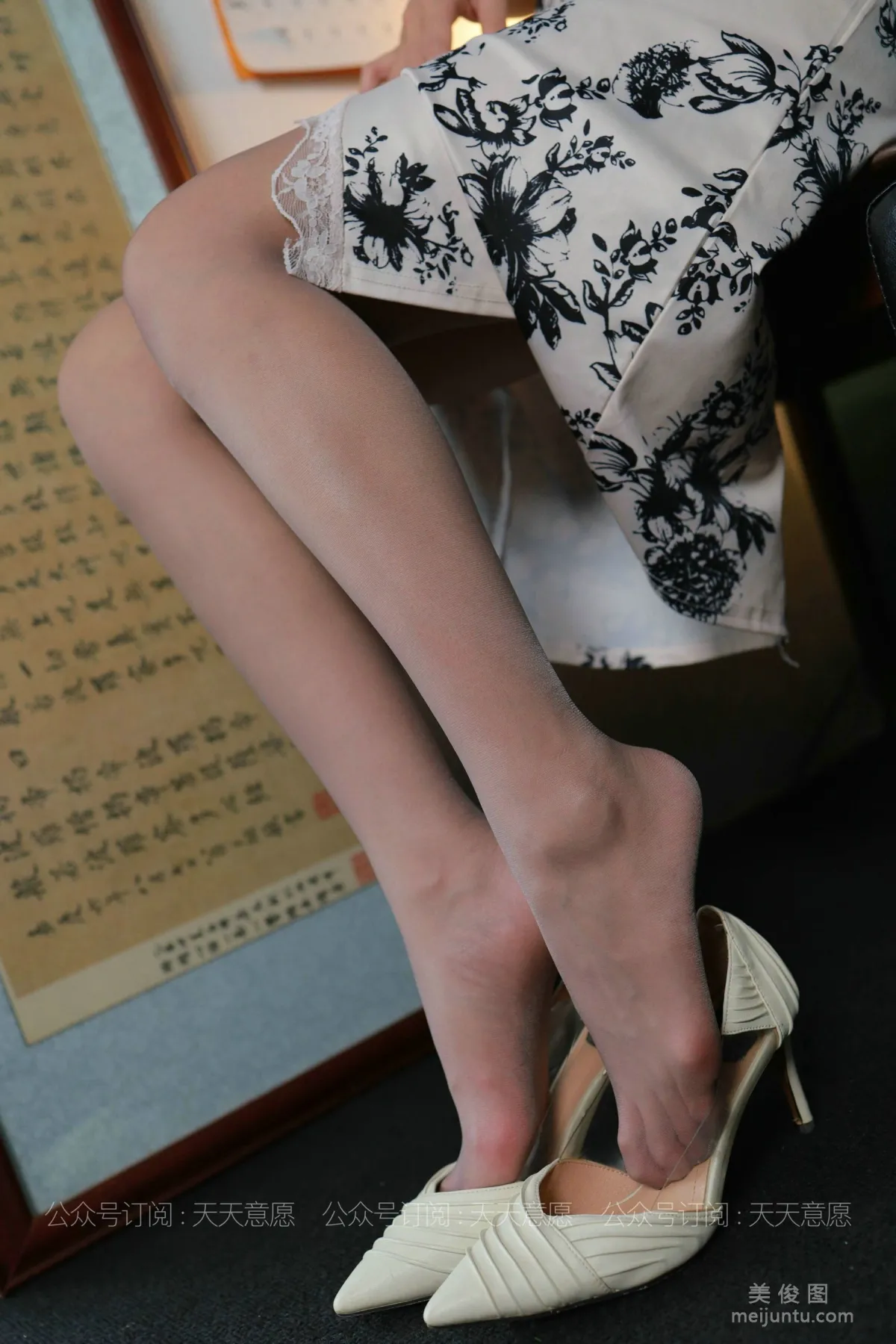 [IESS异思趣向] 丝享家 819：羽西《姓感青花瓷》 丝袜美腿套图 10