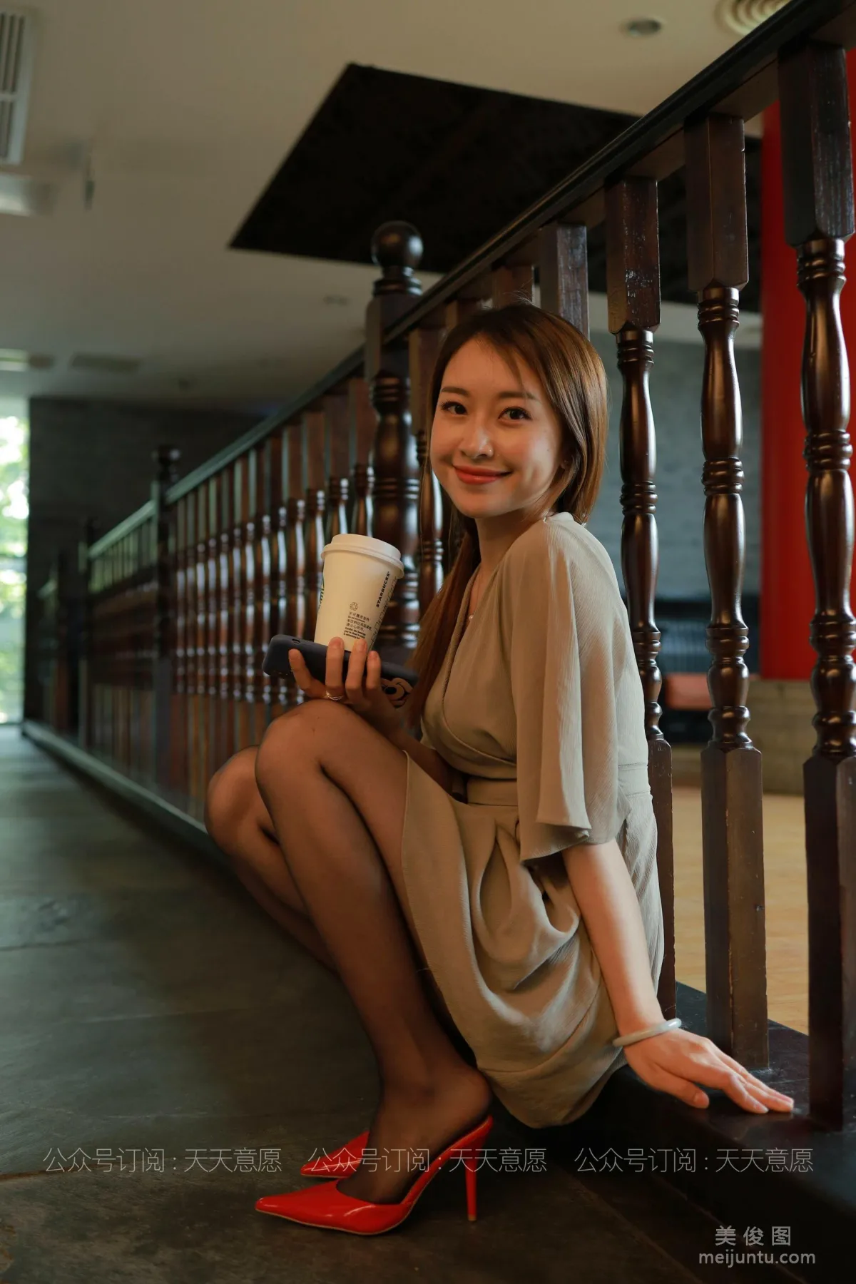 [IESS异思趣向] 丝享家 827：小婕《红色跟底一身轻》 丝袜美腿套图85