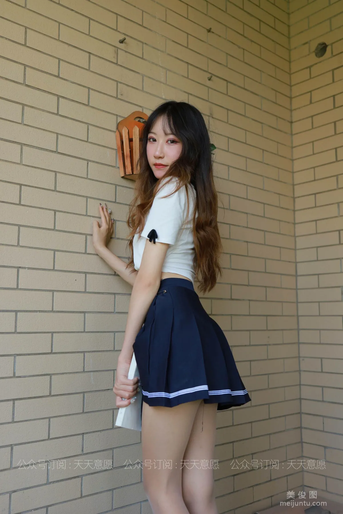 [IESS异思趣向] 丝享家 823：怡怡《长腿少女 新人报道》 丝袜美腿套图3