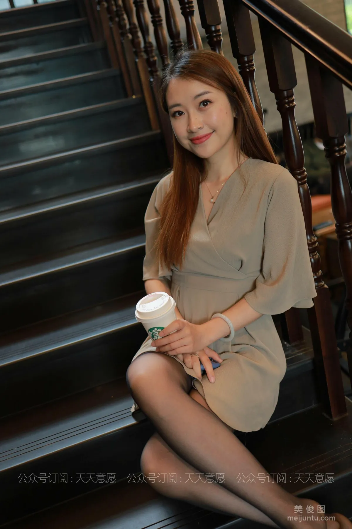 [IESS异思趣向] 丝享家 827：小婕《红色跟底一身轻》 丝袜美腿套图30