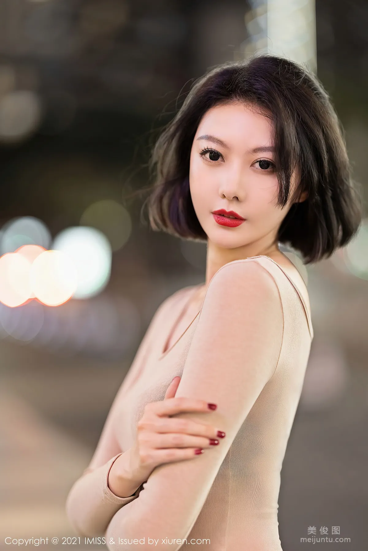 [IMISS] Vol.600 Fu Yixuan, Outdoors Shoot of a Frank and Charming Girl in Jeans photo 3