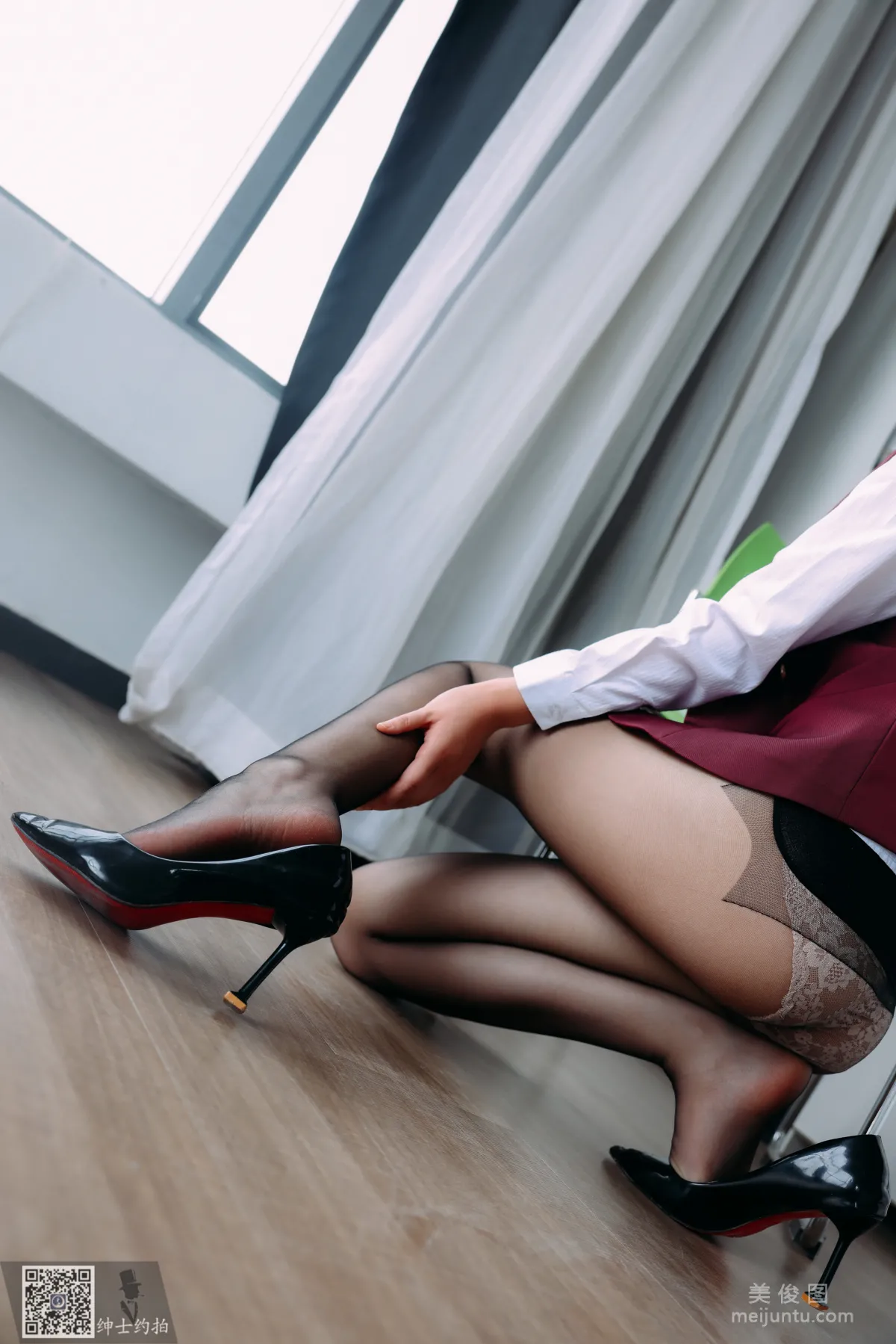 [Gentleman Shoots] SS011 Qi Wei, Black Stockings OL Legs Set photo 7