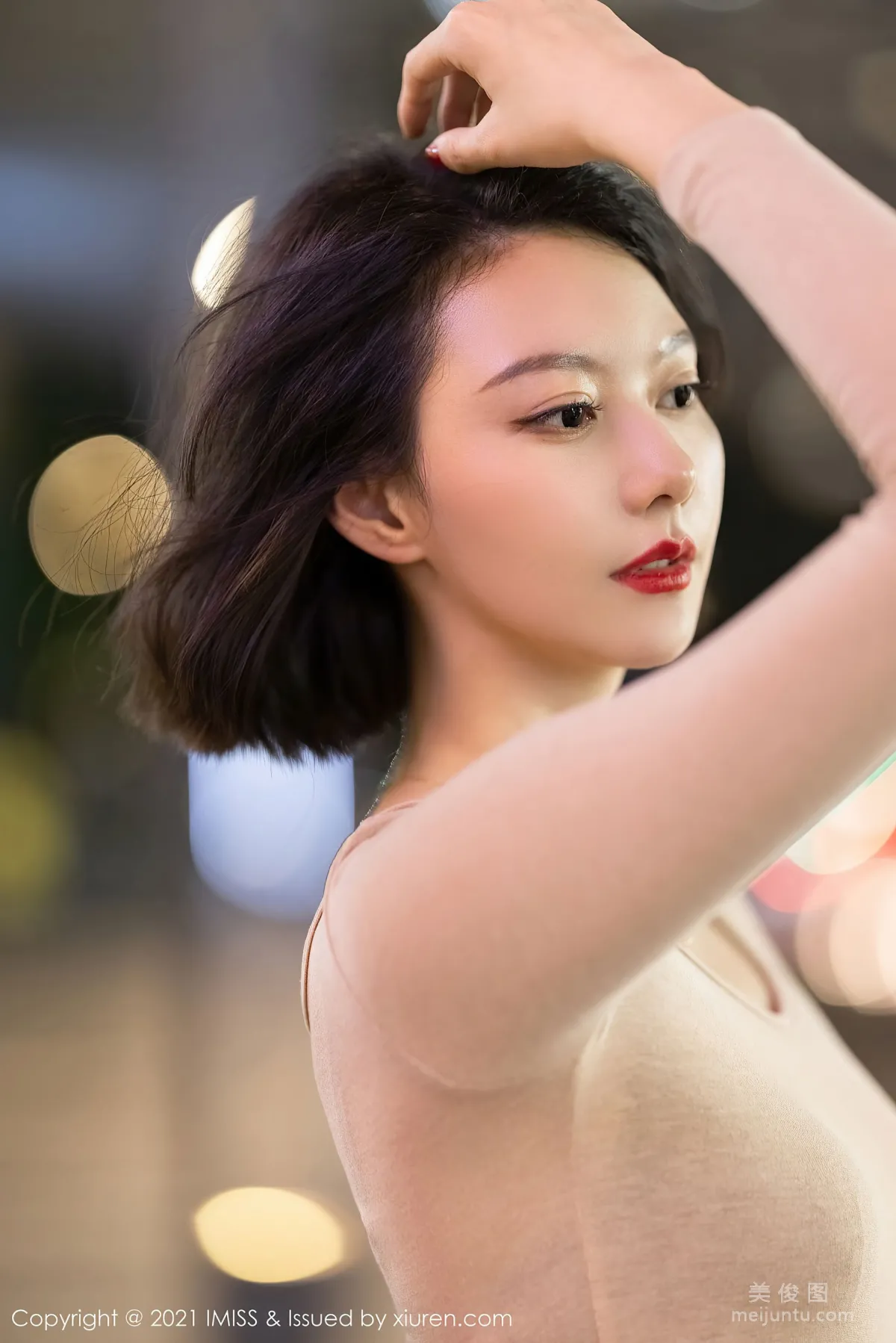 [IMISS] Vol.600 Fu Yixuan, Outdoors Shoot of a Frank and Charming Girl in Jeans photo 4