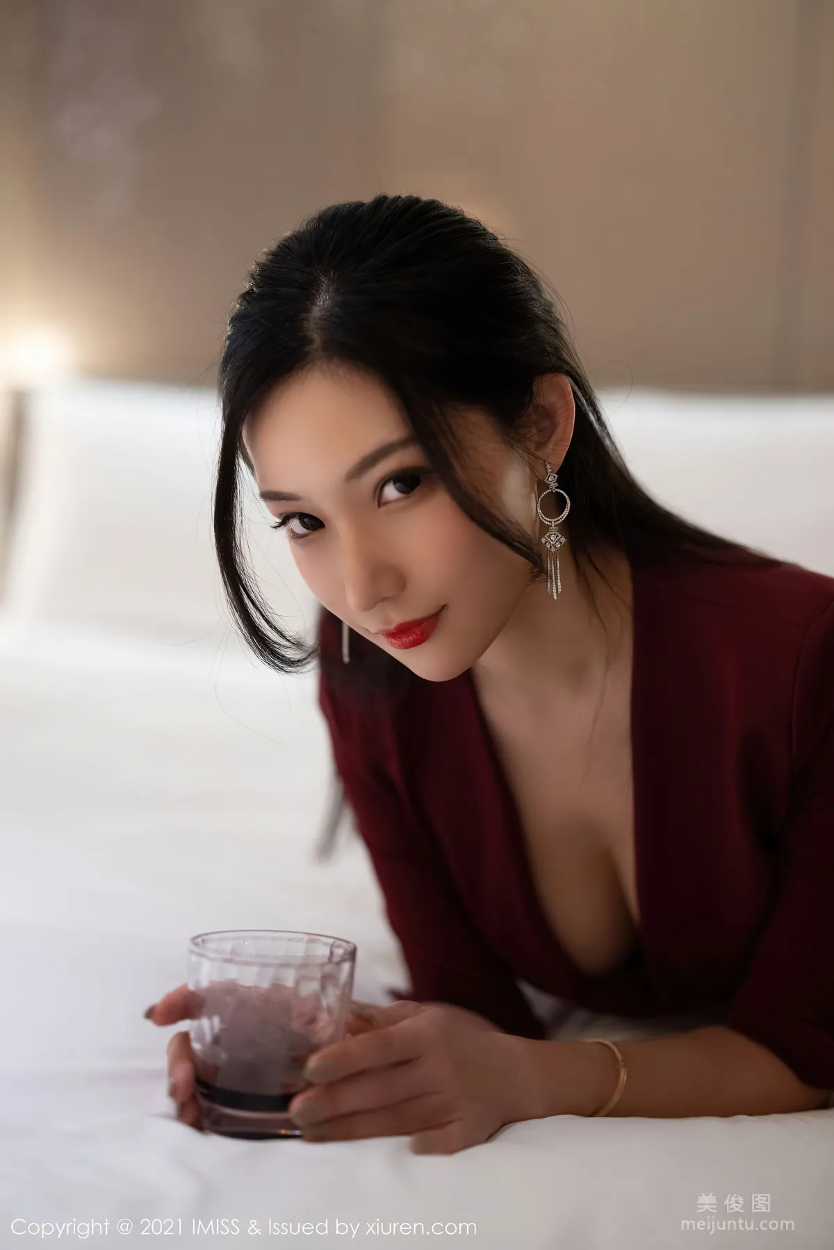 [爱蜜社IMiss] Vol.598 小狐狸Kathryn - 猩红华丽的大衣与极致魅惑黑丝4