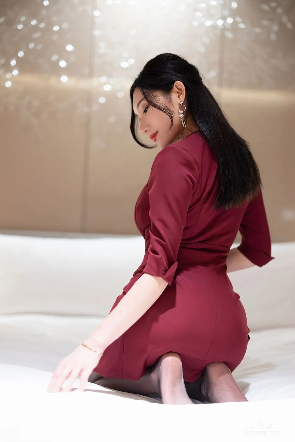 [爱蜜社IMiss] Vol.598 小狐狸Kathryn - 猩红华丽的大衣与极致魅惑黑丝50