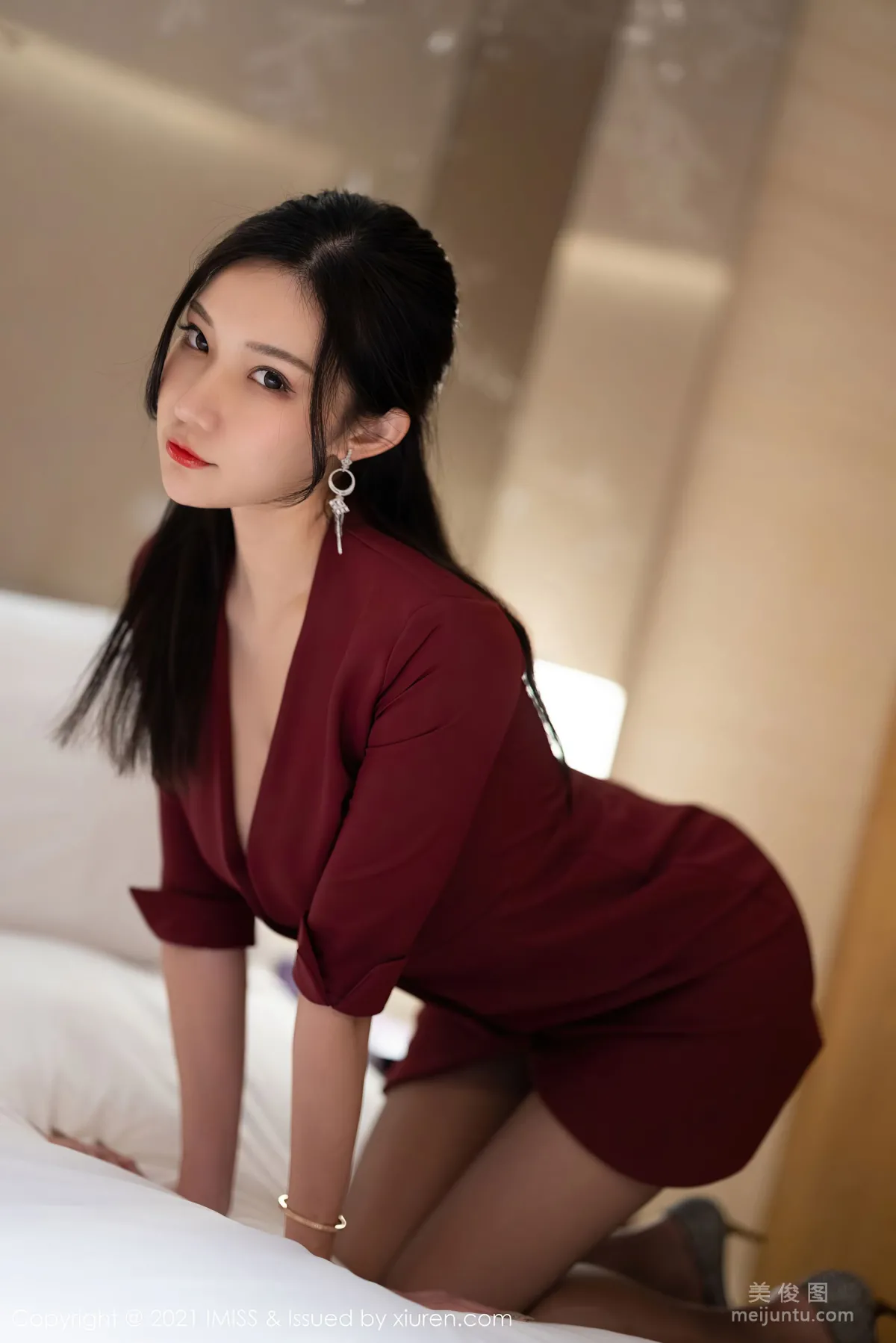 [愛蜜社IMiss] Vol.598 小狐狸Kathryn - 猩紅華麗的大衣與極緻魅惑黑絲 12