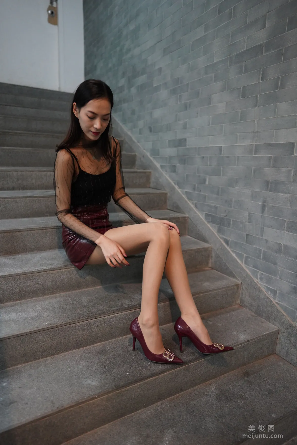 [Yiwen Yinghua] YW013 Su Su 'Wine Red Leather Skirt' Photo Set photo 38