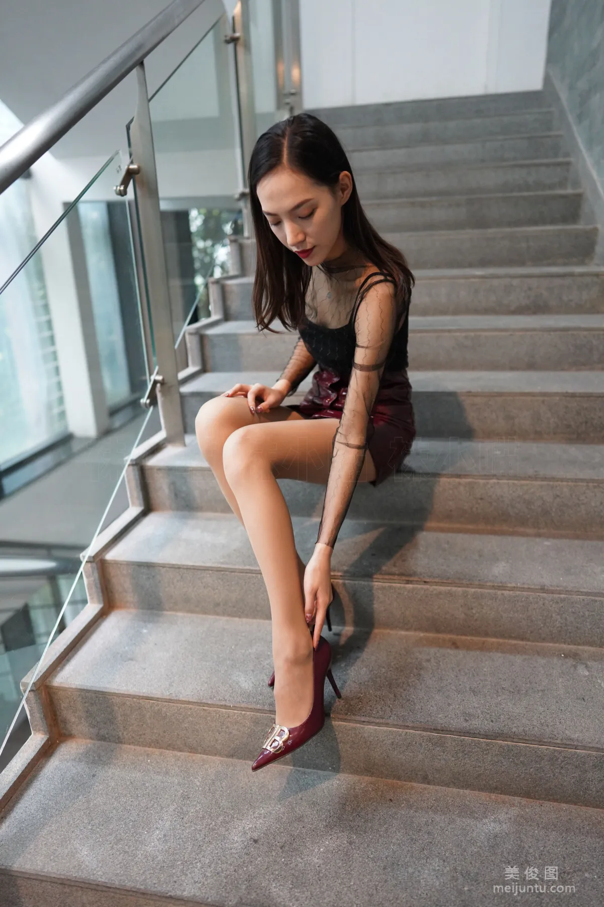 [Yiwen Yinghua] YW013 Su Su 'Wine Red Leather Skirt' Photo Set photo 33